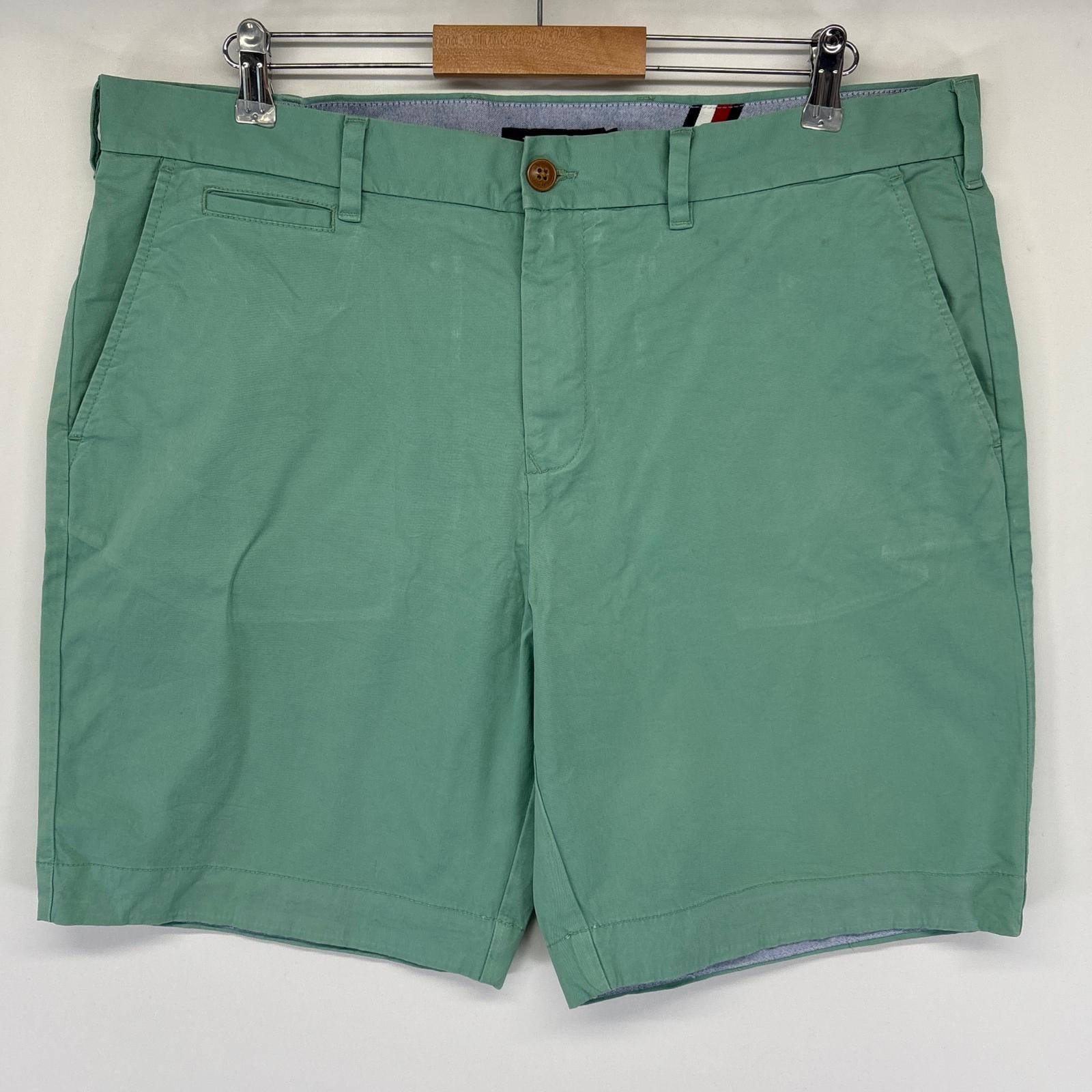 古着 トミーヒルフィガー TOMMY HILFIGER ショートパンツ チノパン ハーフ 短パン ワンポイントロゴ w38  グリーン系 メンズ