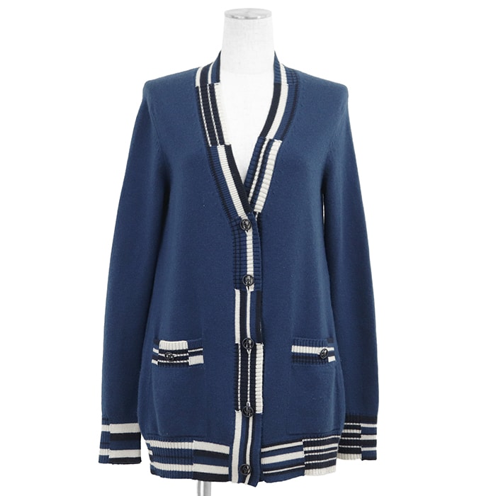 【新品同様】CHANEL シャネル ニットカーディガン 36 レディース P60731 COCOマーク ボタン レタリングジャガード カシミヤ100% ロングスリーブ 長袖 トップス 共糸付属 ブルー オフホワイト 青 白 英国製 カール・ラガーフェルド期
