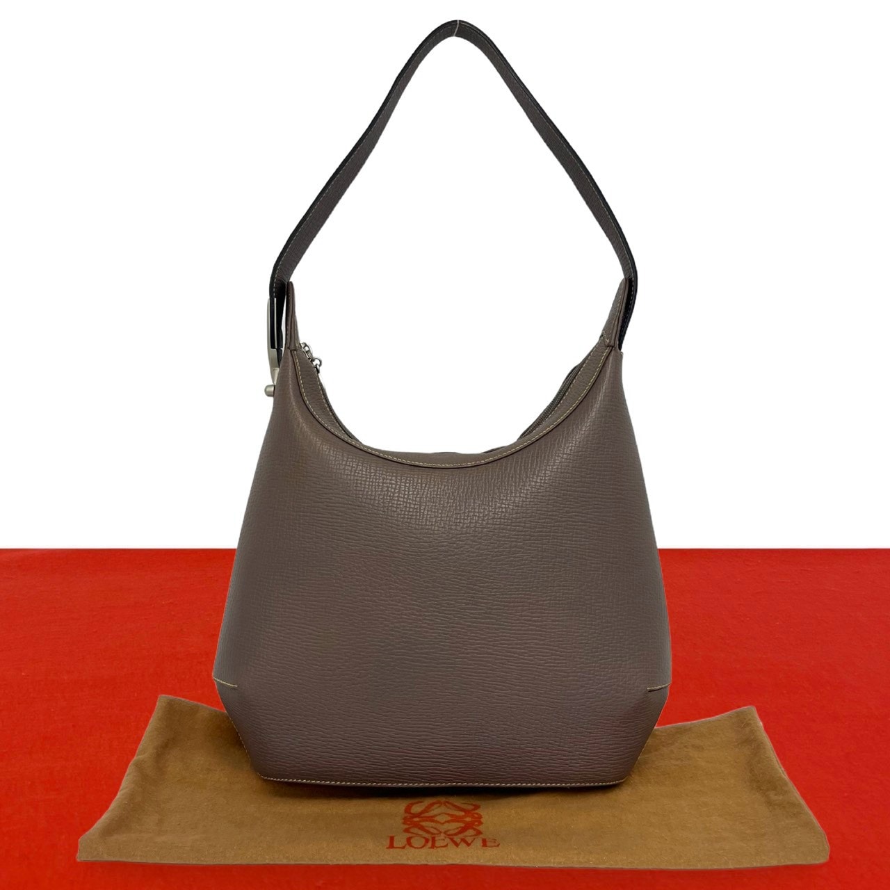 LOEWE ロエベ アナグラム ロゴ 金具 レザー ショルダーバッグ ブラウン
13504