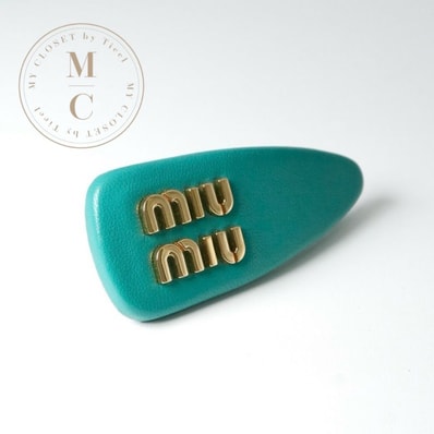 ミュウミュウ MIUMIU ヘアアクセサリー エメラルドグリーン ゴールド ロゴ ヘアクリップ バレッタ