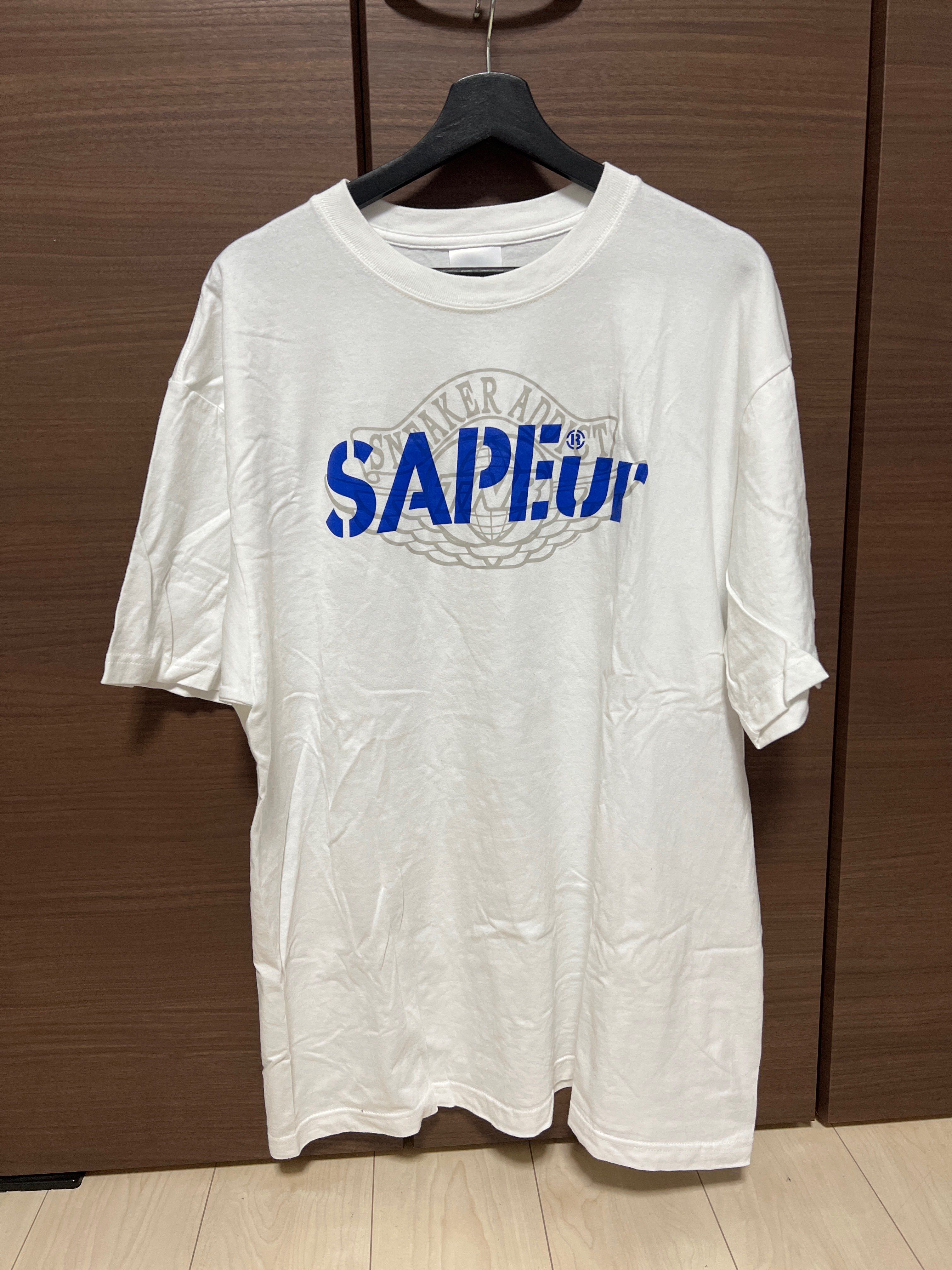 SNKRDUNK × THE NETWORK BUSINESS × SAPEur® Tee "White/Blue"