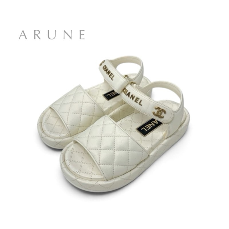 シャネル CHANEL サンダル 靴 シューズ レザー ホワイト 白 ゴールド 未使用 マトラッセ ココマーク ロゴ ベルクロ ストラップ