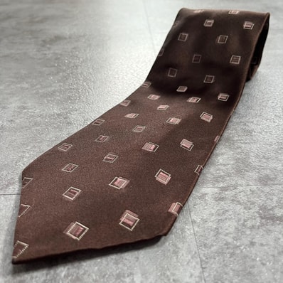 【GUCCI】グッチ ネクタイ 細ライン 輪郭 スクエア 四角 枠柄 幾何学 小紋 ドット風 二重枠 等間隔 ジャガード 織柄 総柄 ブラウン ピンク