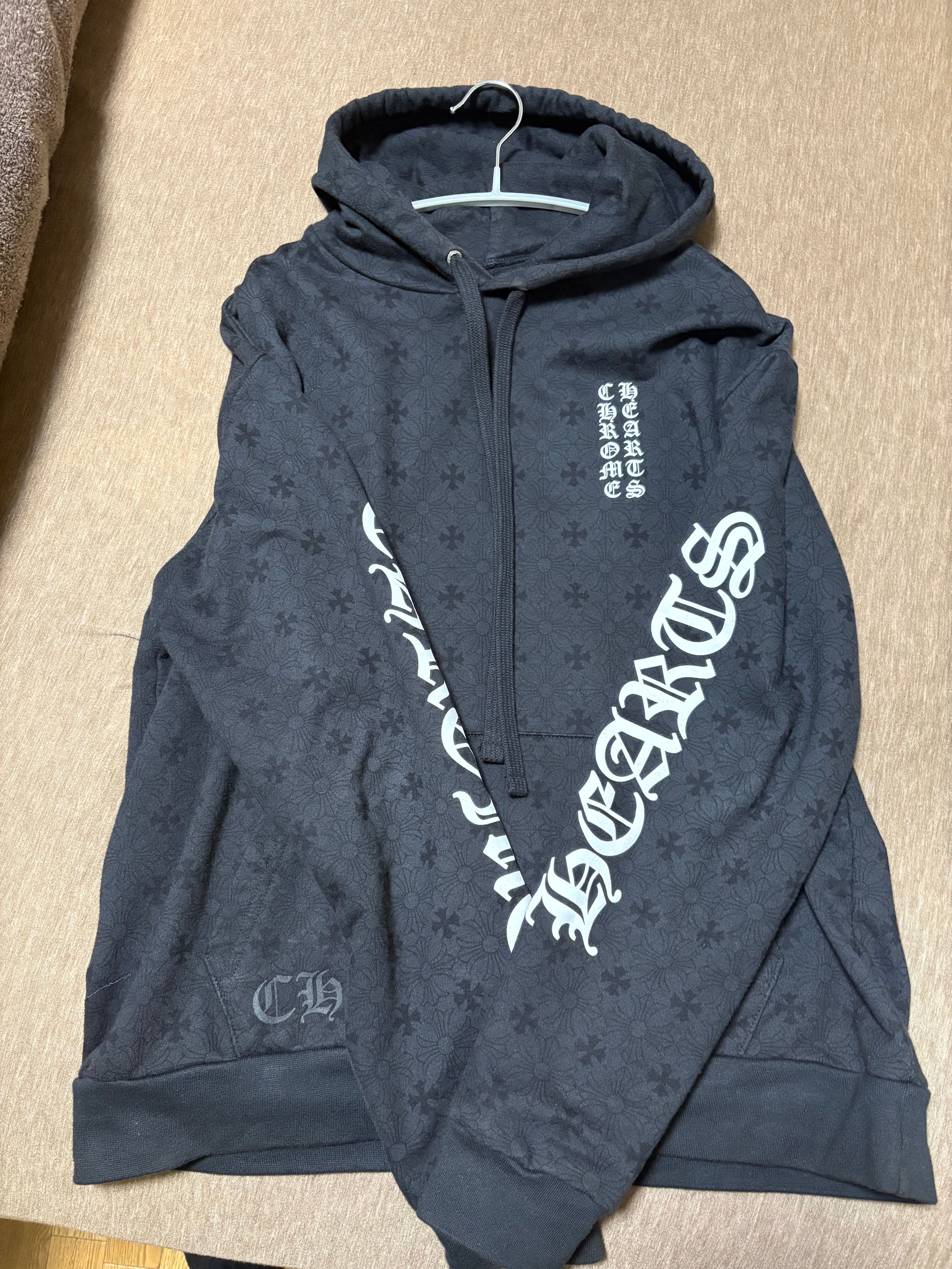  SWTSHRT PLVR CHプラス総柄プルオーバーパーカーブラック