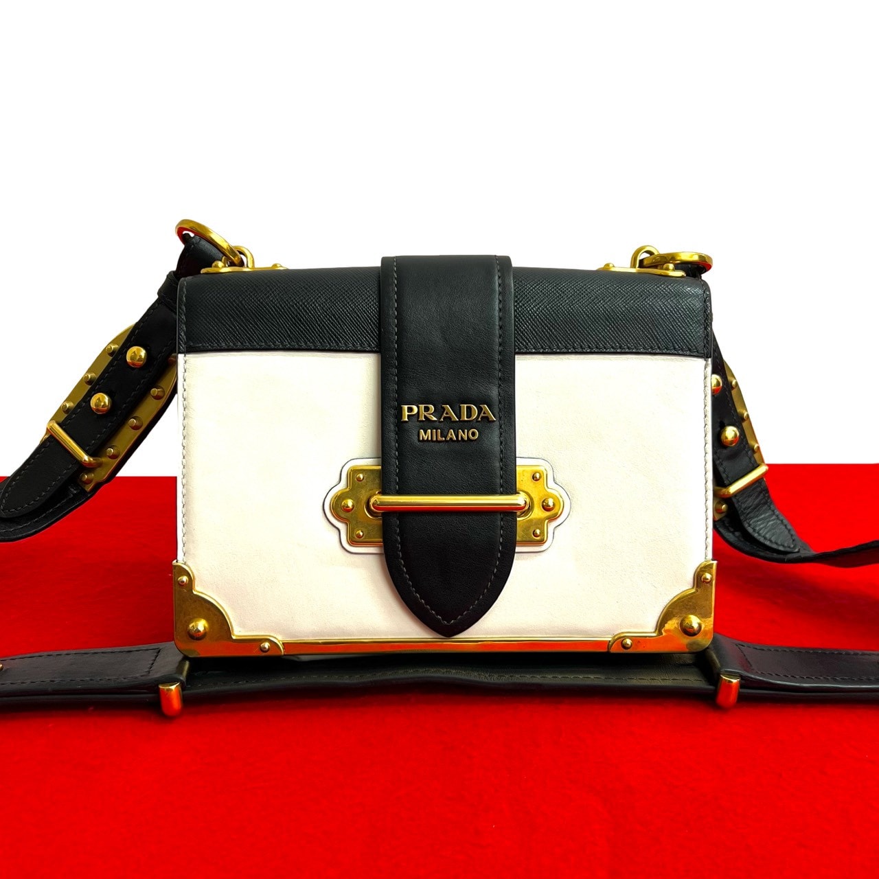 目立った傷や汚れなし】PRADA プラダ カイエ ロゴ 金具 レザー