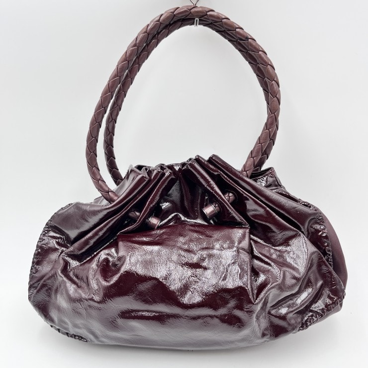 BOTTEGA VENETA(ボッテガヴェネタ)イントレチャート ドローストリング ハンドバッグ パテントレザー ボルドー 編み込みハンドル レディース【中古】