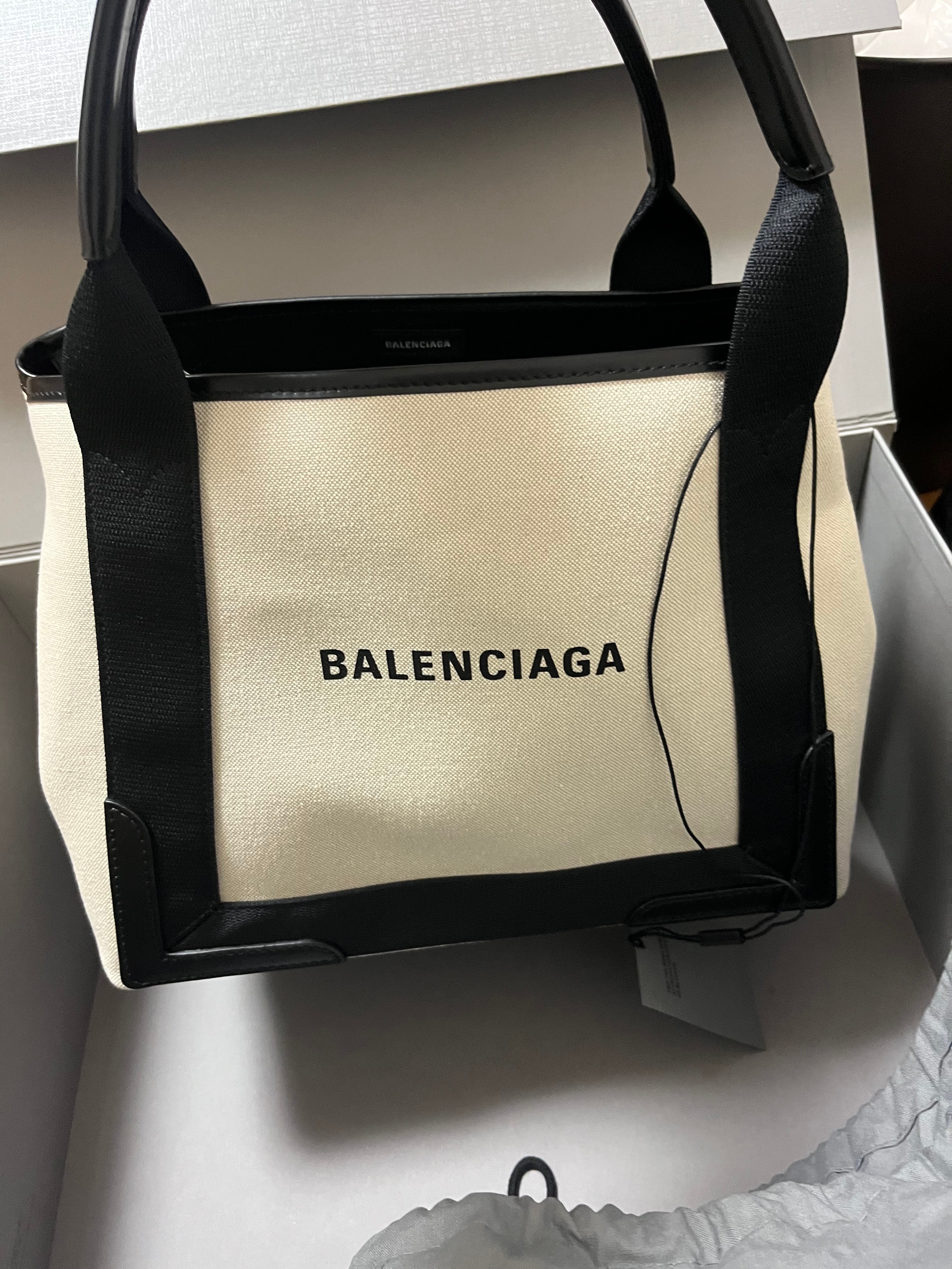 バレンシアガ ネイビーカバ S トートバッグ "ホワイト” 339933AQ