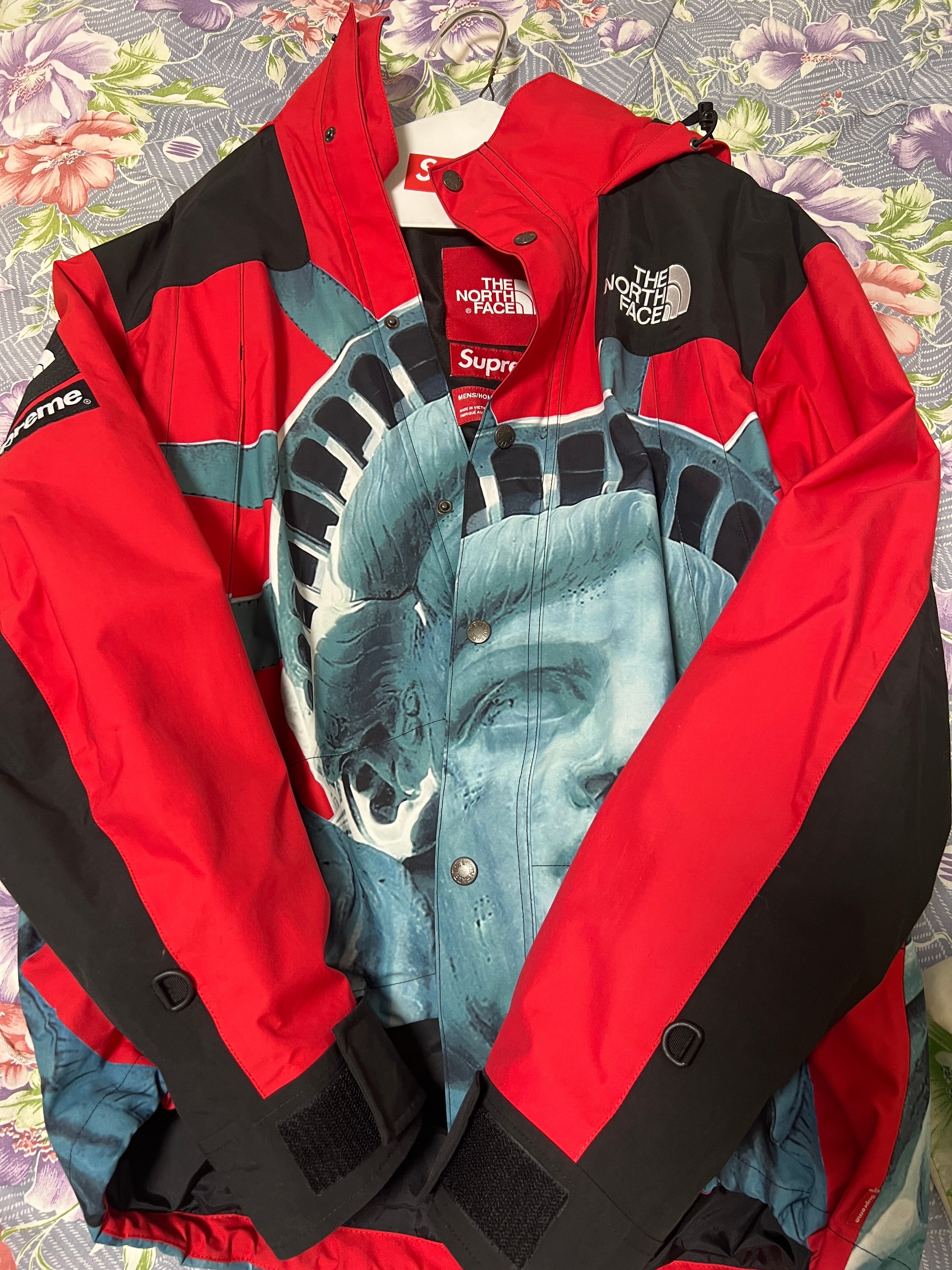 シュプリーム x ザノースフェイス スタチュー オブ リバティ マウンテン ジャケット "レッド"