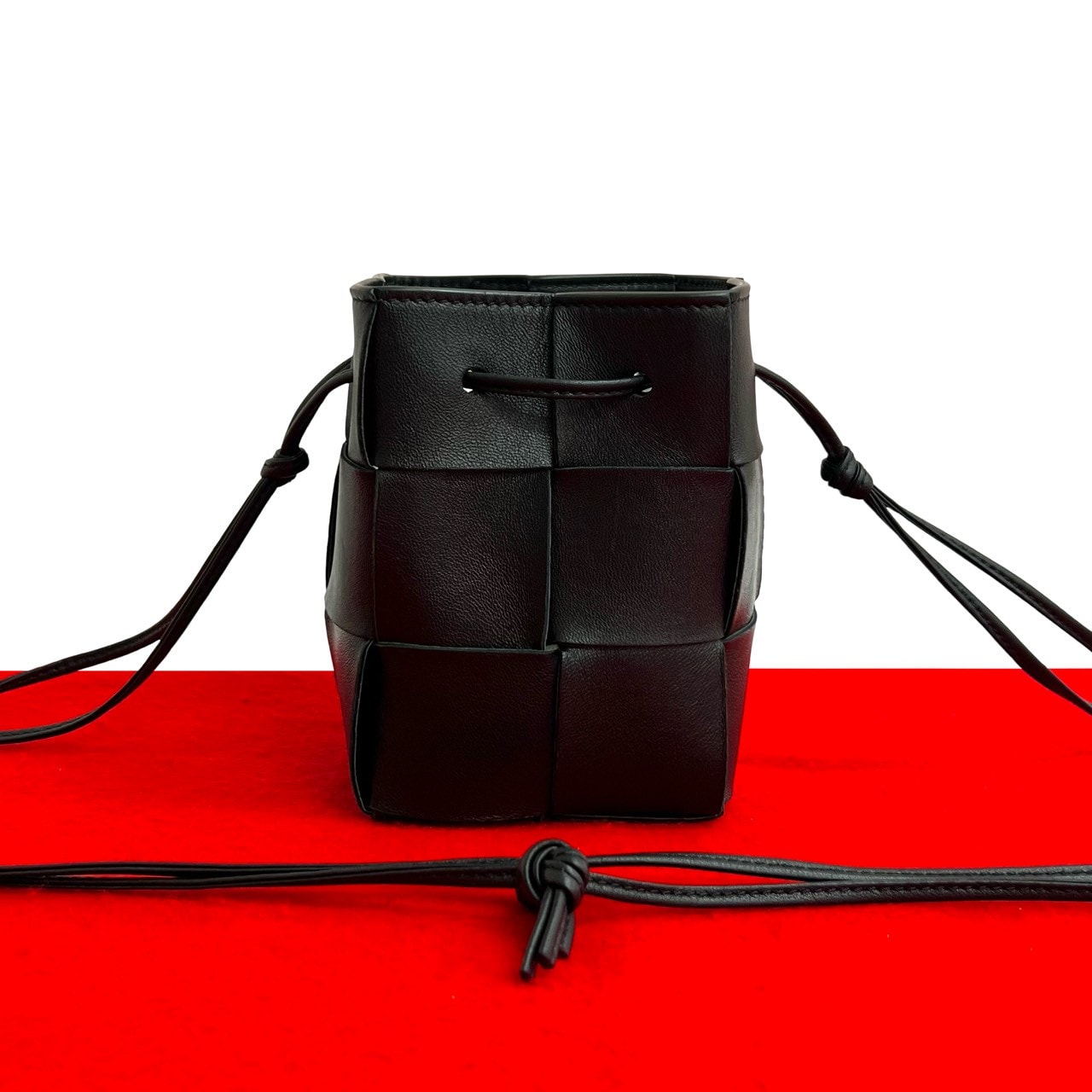 BOTTEGA VENETA ボッテガヴェネタ カセット バケット ミニ レザー ショルダーバッグ ブラック
50685