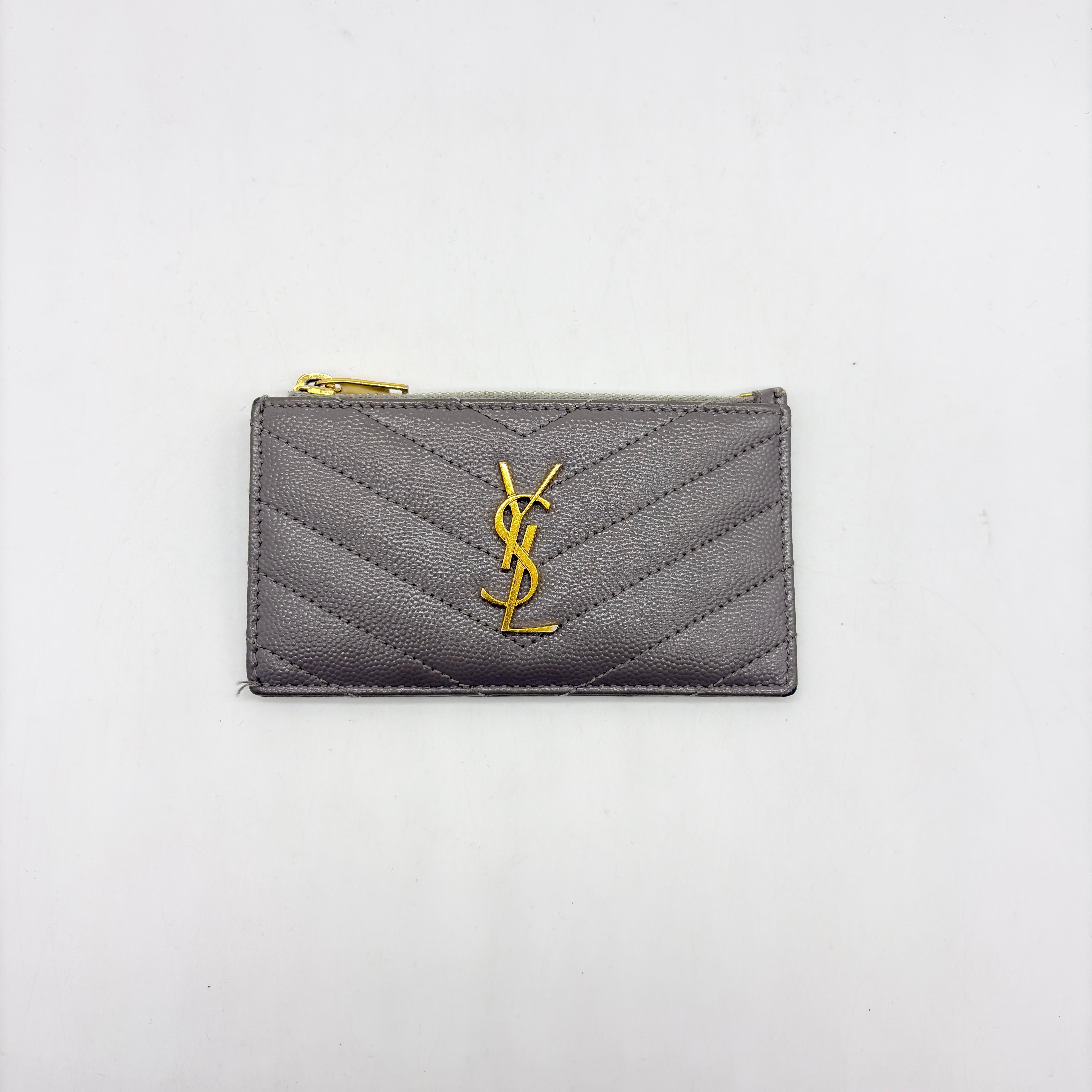 サンローラン モノグラム フラグメント ジップカードケース グレイン・ド・プードル エンボスレザー "フォグ" 607915BOW011202