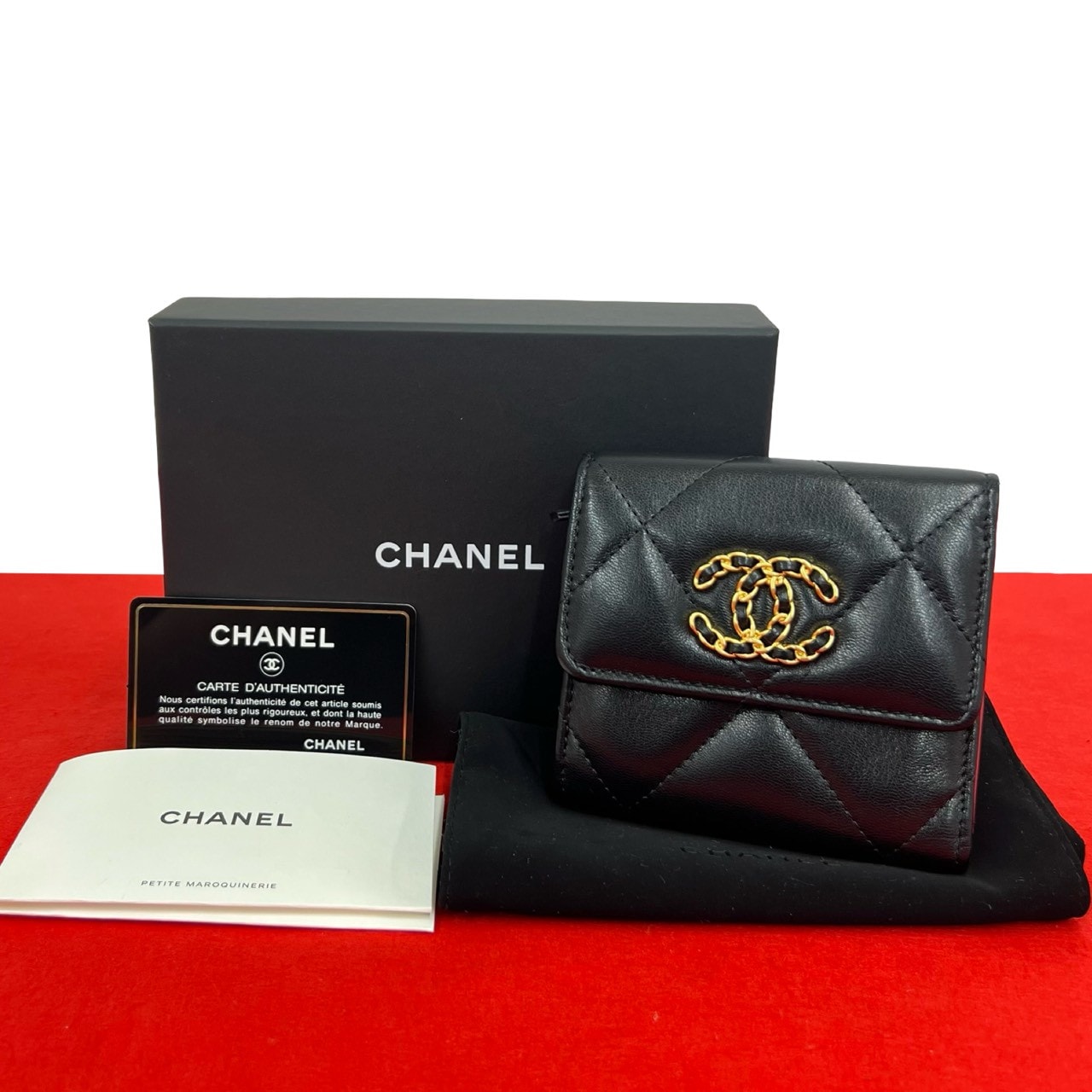 CHANEL シャネル マトラッセ ココマーク ラムスキン 三つ折り財布 ブラック
70400