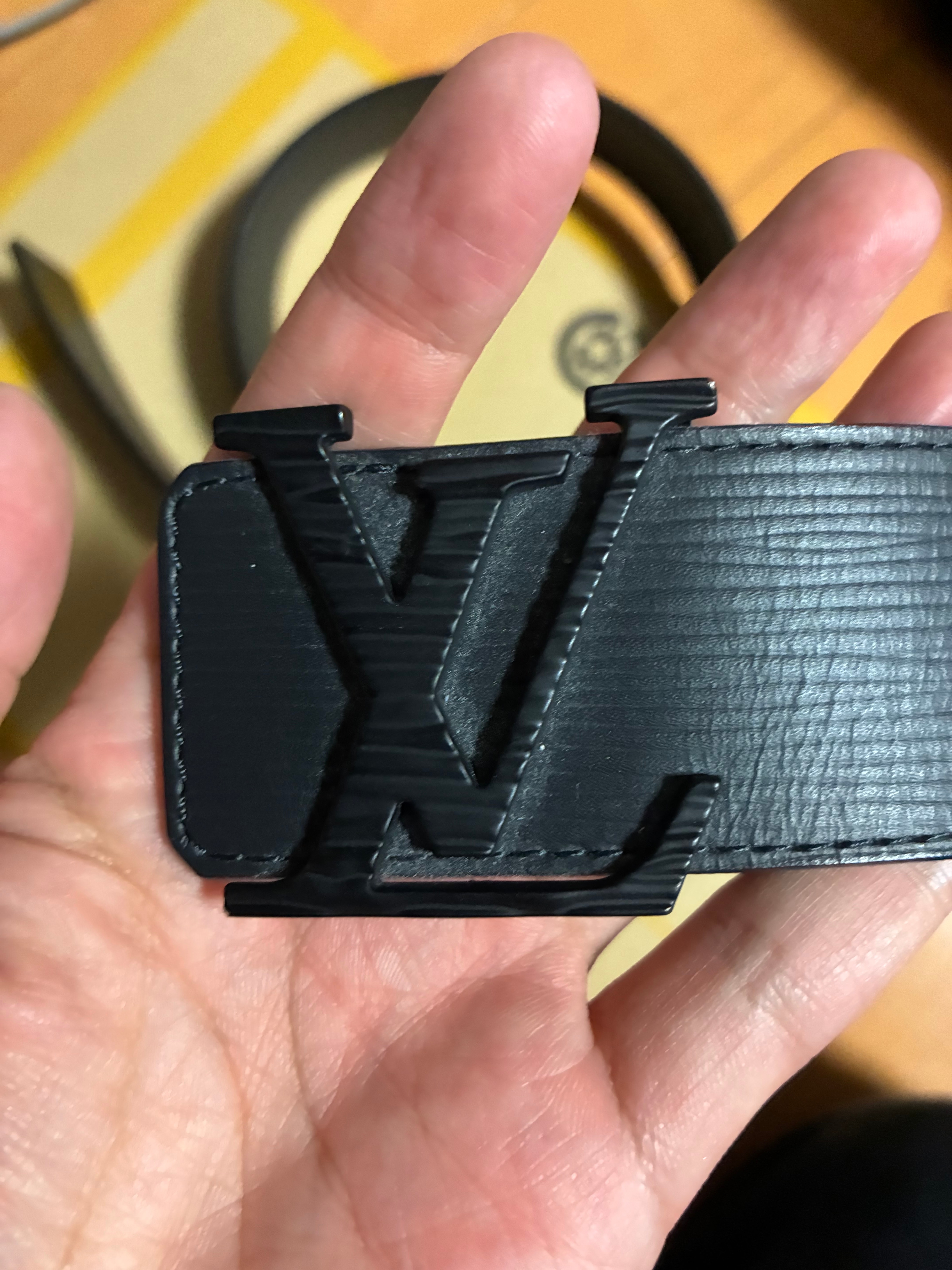 B (目立った傷や汚れなし)】ルイヴィトン LV イニシャル ベルト エピ