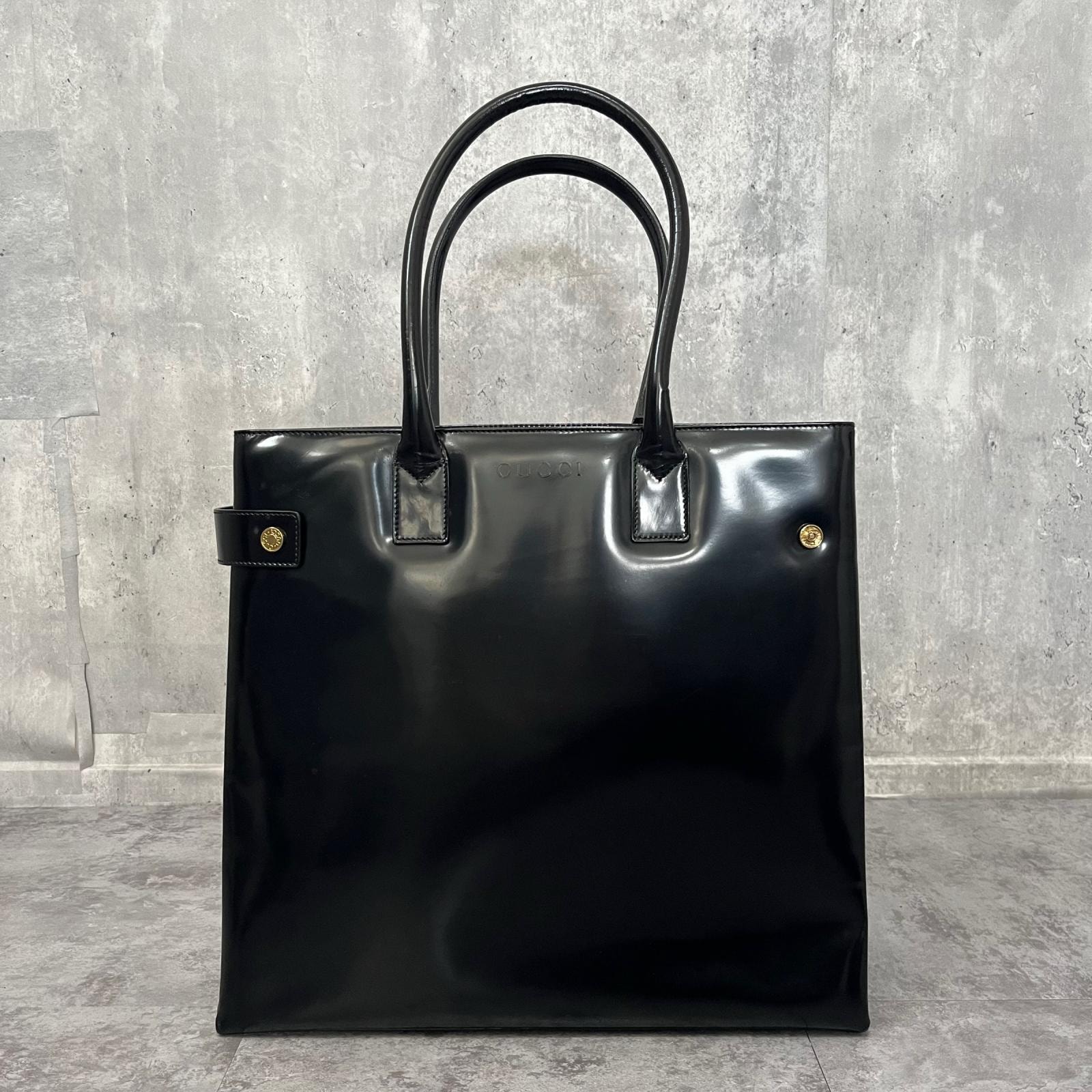 【GUCCI】グッチ トートバッグ ハンドバッグ ロゴ入り レザー スクエア ゴールド金具 ダブルハンドル 光沢 ブラック 黒 手提げ レディース
