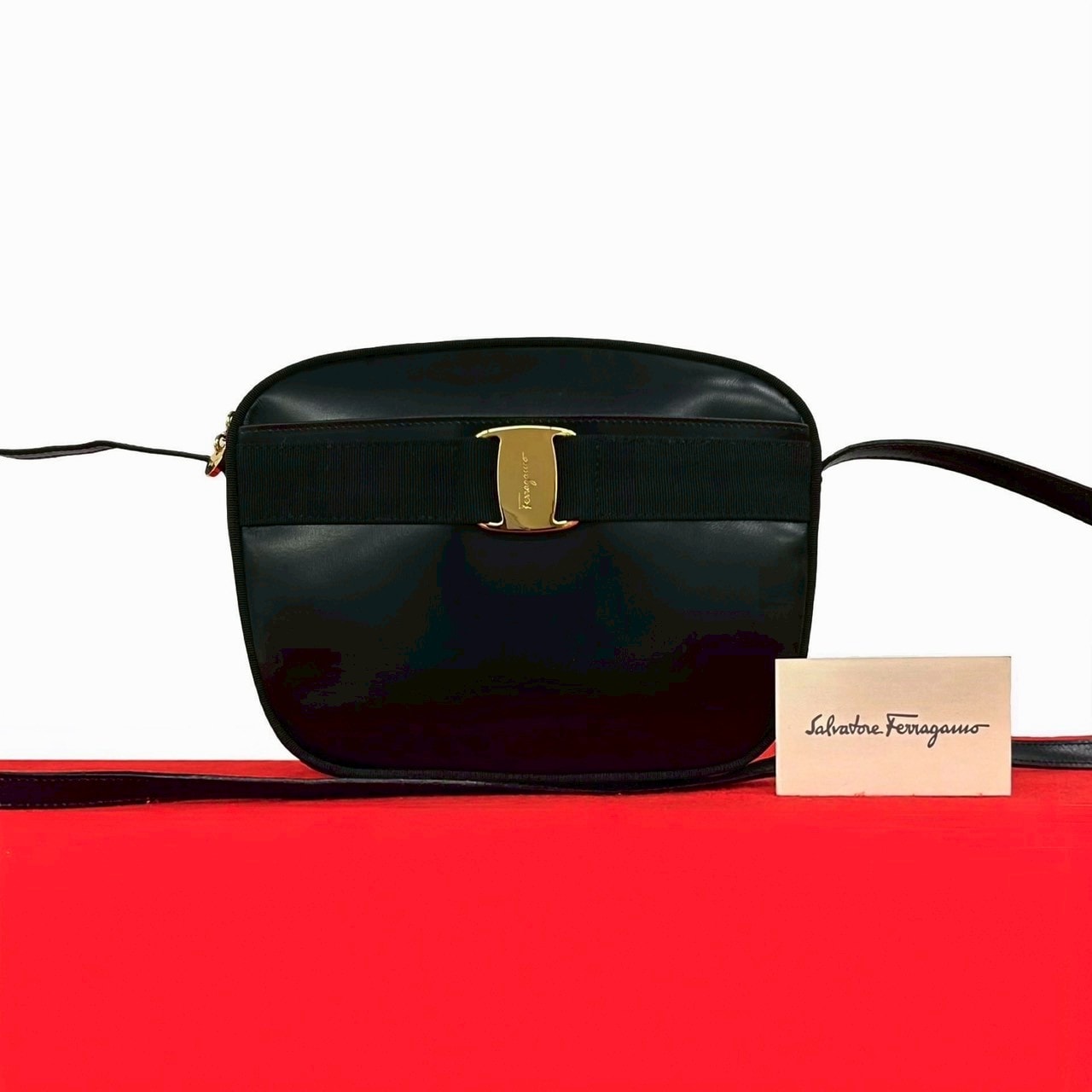Salvatore Ferragamo サルヴァトーレフェラガモ ヴァラリボン 金具 レザー ショルダーバッグ ブラック
 45087