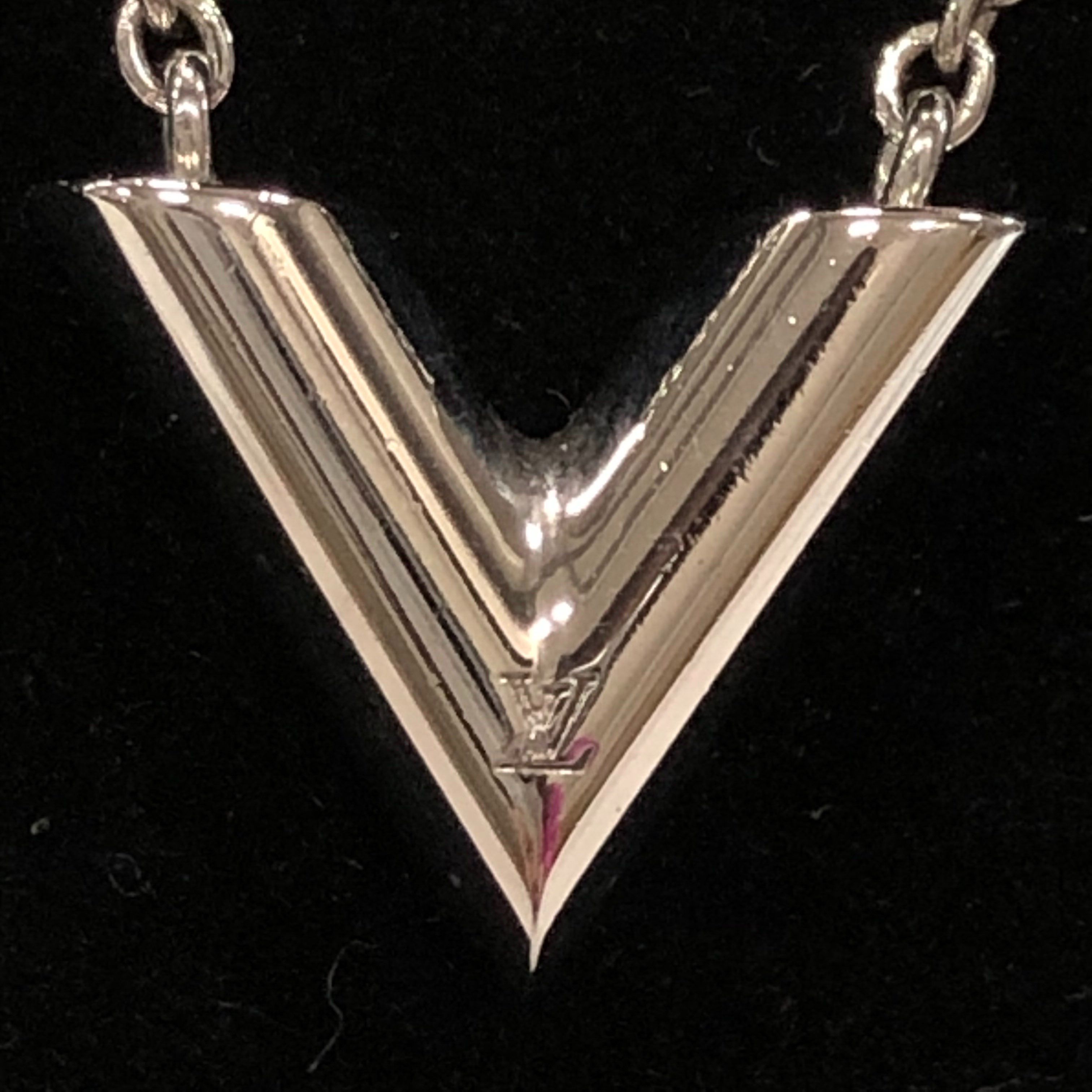 Louis Vuitton Essential V Supple Necklace "Silver"