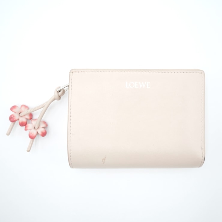 LOEWE(ロエベ)日本限定 コンパクトウォレット フラワーチャーム 二つ折り財布 レザー ベージュ系 ピンク シルバー金具 レディース【中古】