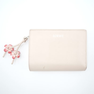 LOEWE(ロエベ)日本限定 コンパクトウォレット フラワーチャーム 二つ折り財布 レザー ベージュ系 ピンク シルバー金具 レディース【中古】