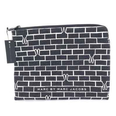 MARC BY MARC JACOBS マークバイマークジェイコブス 未使用 総柄 タブレットケース ブラック系 タグ付き