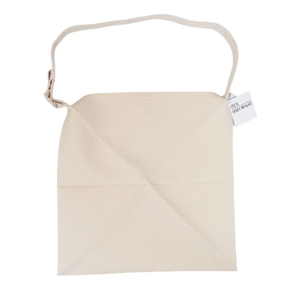 ISSEY MIYAKE イッセイミヤケ ショルダーバッグ IL41-AG232-04 132 5 イチサンニーゴー TATAMI タタミ 立体構造 高撥水ストレッチ糸 ショルダーバッグ ベージュ系【極上美品】【中古】