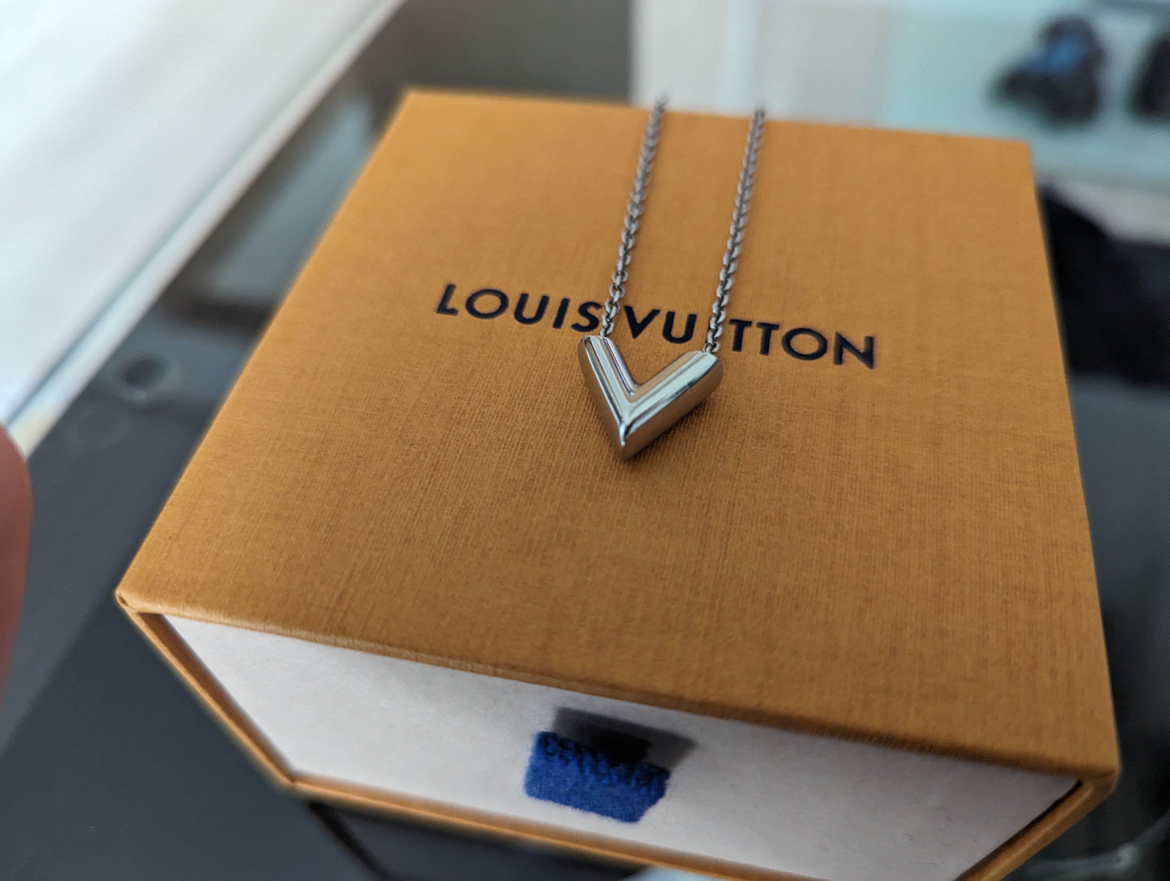 Louis Vuitton Essential V Supple Necklace "Silver"