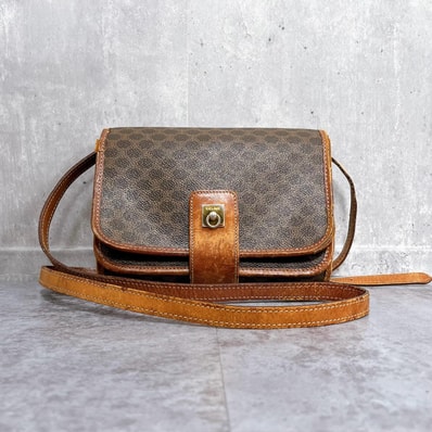 【CELINE】セリーヌ マカダム ショルダーバッグ リング金具 ロゴプレート フラップ型 総柄 モノグラム 横長 肩掛け ブラウン レディース