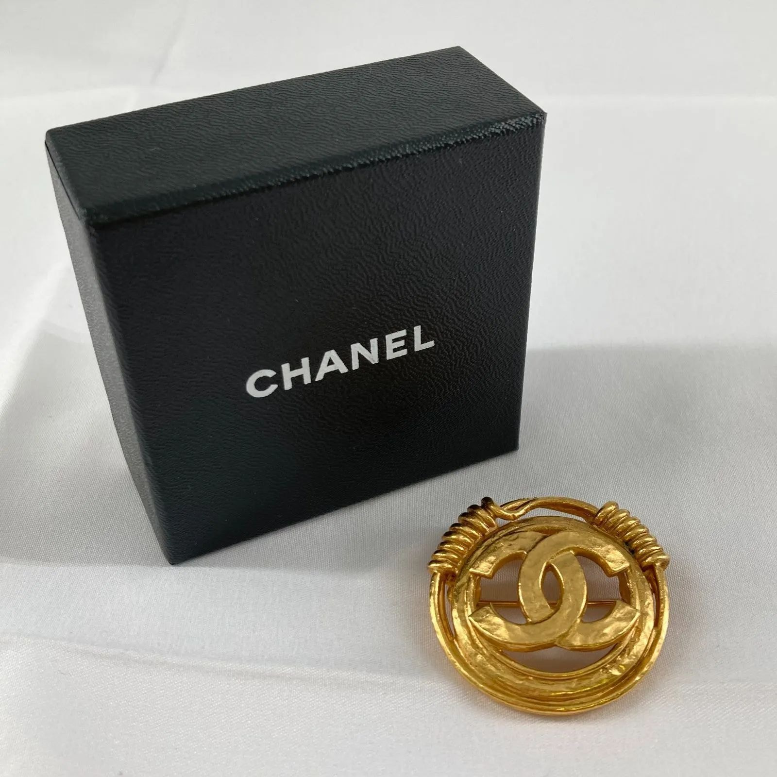CHANEL (샤넬) 코코 마크 서클 브로치 (라이스 골드 포함)