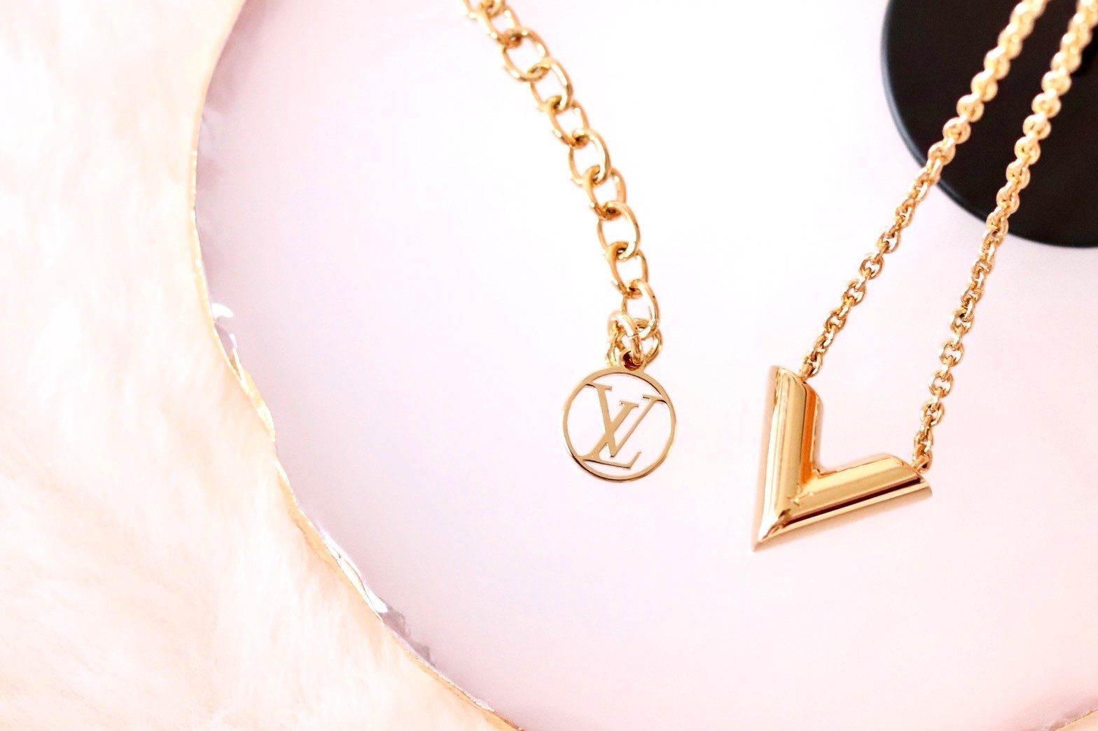 Louis Vuitton Essential V Necklace "Gold"