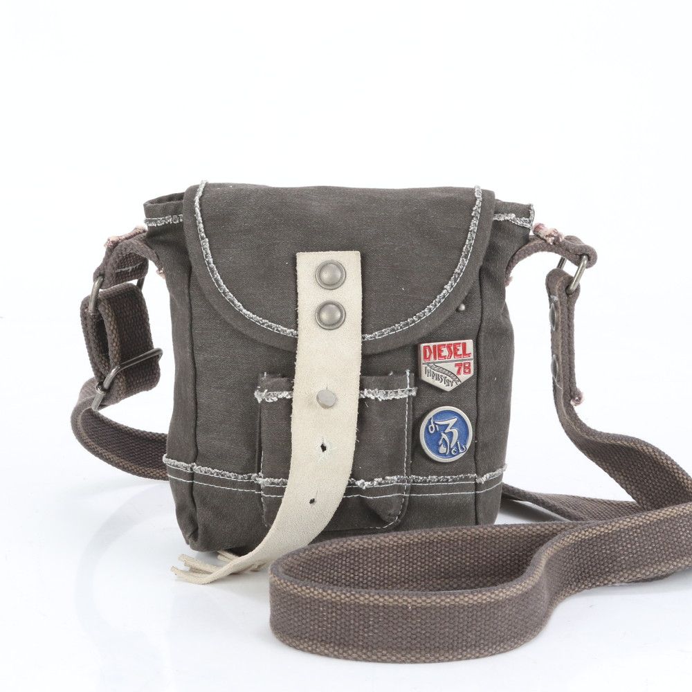 ■美品 ディーゼル バッジ付ショルダーバッグ レザー×キャンバス