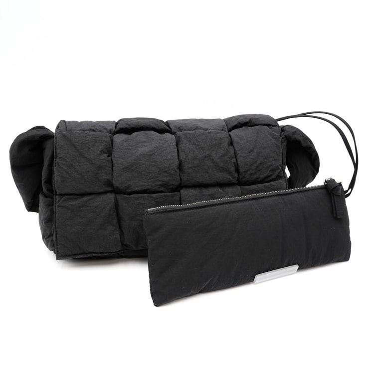 BOTTEGA VENETA(ボッテガヴェネタ)パデッド テック カセット ショルダーバッグ ブラック ナイロン ポーチ付き レディース【中古】