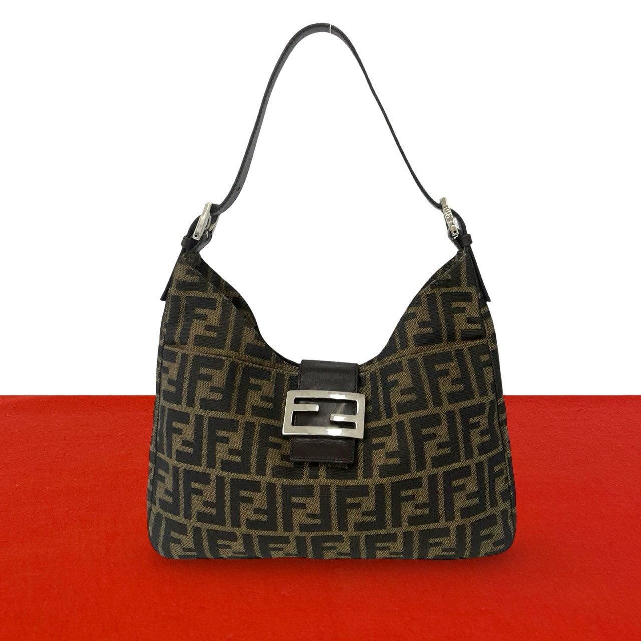 FENDI フェンディ ズッカ FF ロゴ 柄 金具 キャンバス レザー ショルダーバッグ ブラウン
 22121