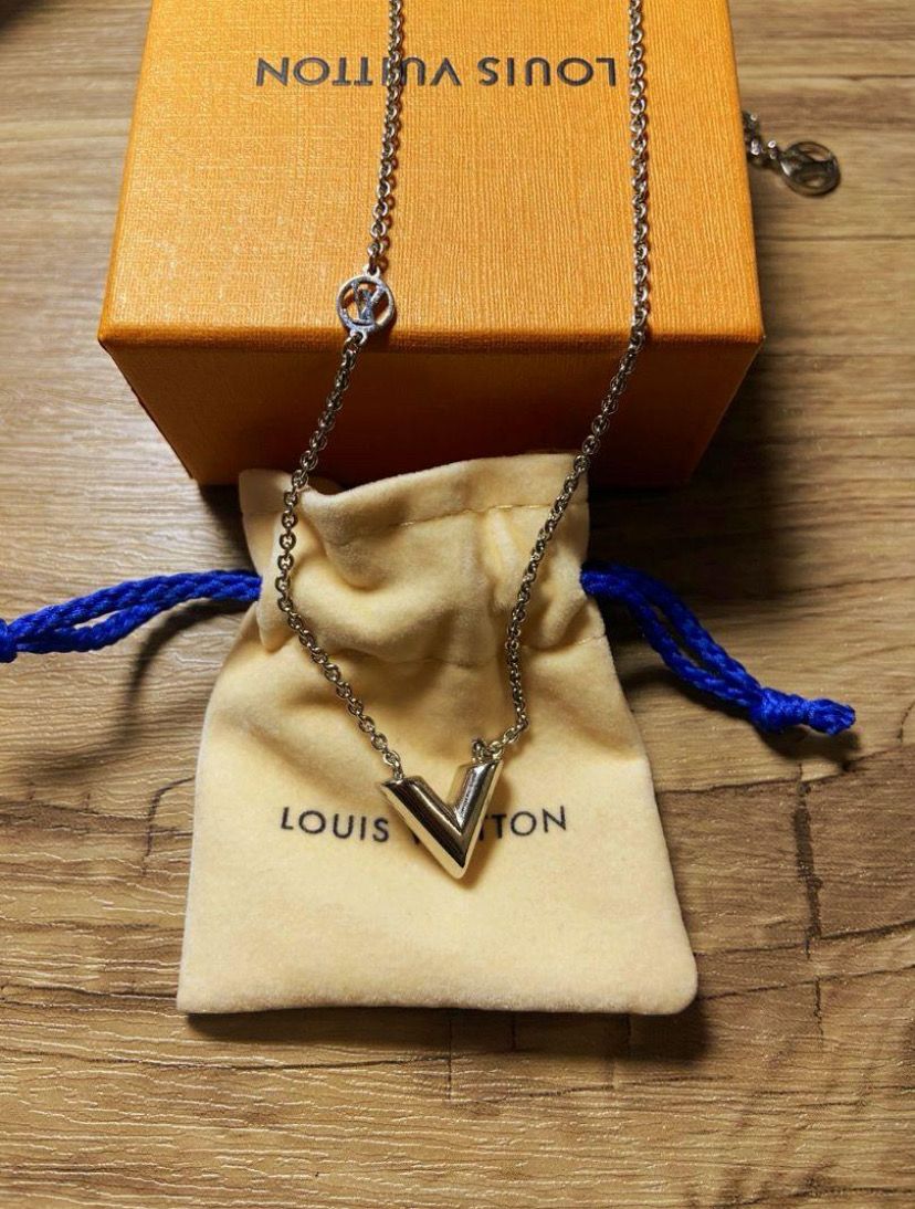 Louis Vuitton Essential V Supple Necklace "Silver"