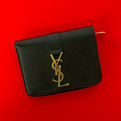 SAINT LAURENT サンローラン YSL カサンドラ ロゴ 金具 レザー 二つ折り財布 ブラック
288-9