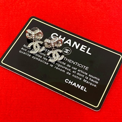 CHANEL シャネル ココマーク リボン モチーフ メタル ラインストーン ピアス シルバー
f85-9