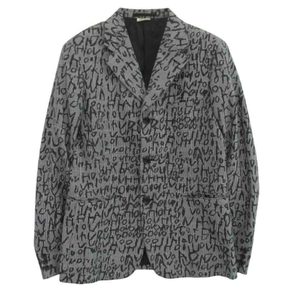 COMME des GARCONS HOMME PLUS コムデギャルソンオムプリュス テーラードジャケット AD2023 PL-J050 グラフィックロゴ総柄 3B ウール テーラードジャケット グレー系 M【中古】