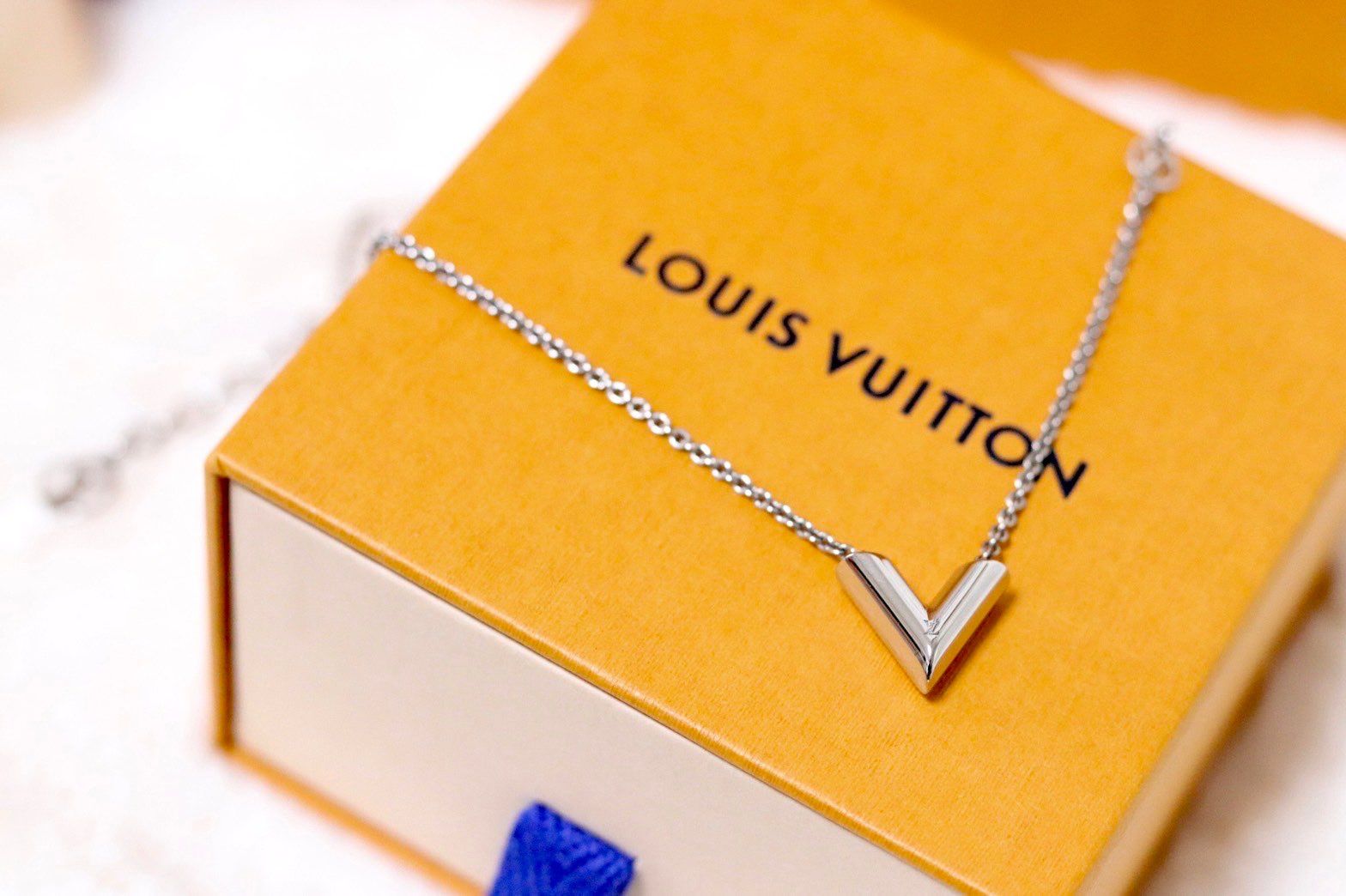 Louis Vuitton Essential V Supple Necklace "Silver"