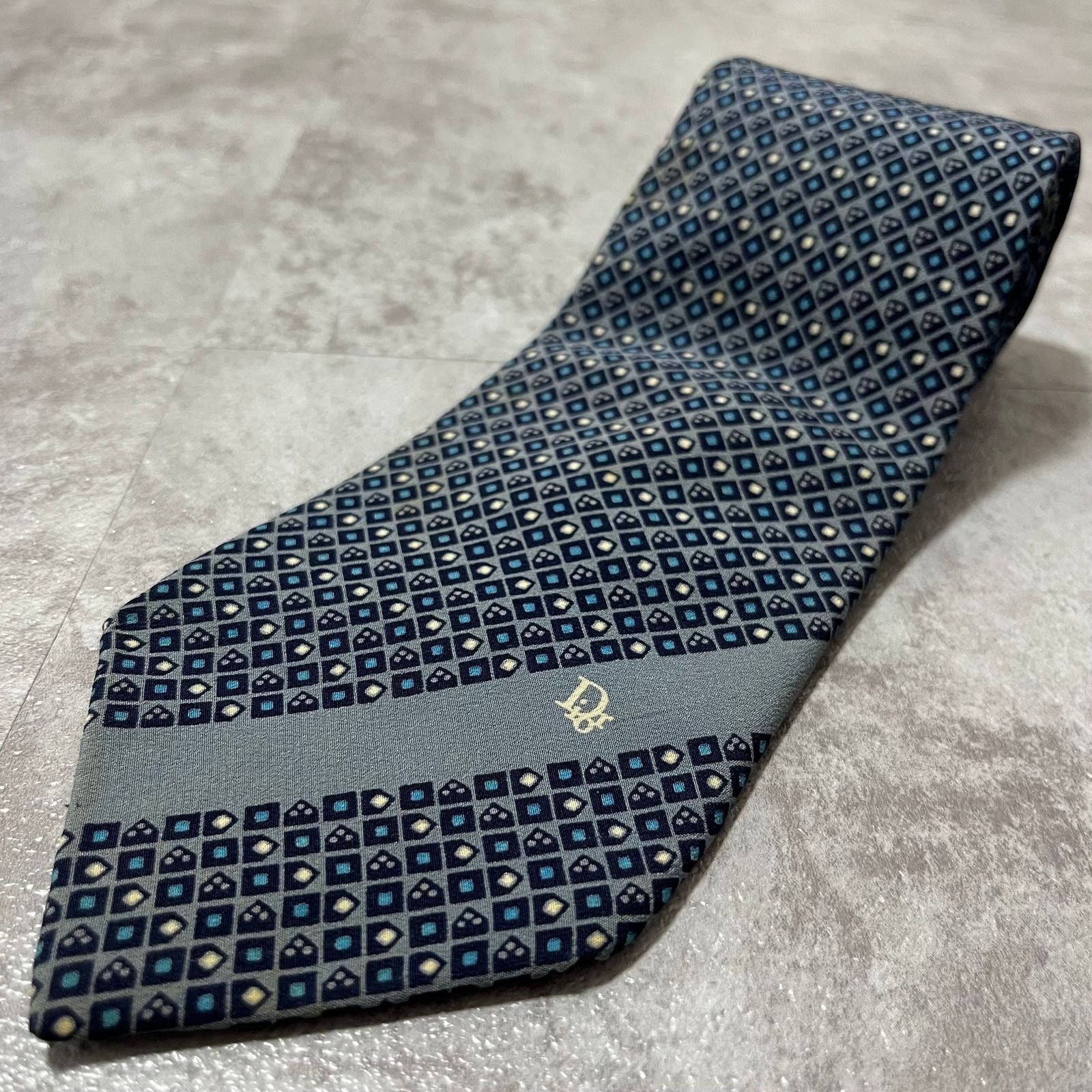 【Christian Dior】クリスチャンディオール 小紋柄ネクタイ CDロゴモチーフ シルク100% メンズ  ネイビー 紺色 小紋柄 幾何学柄 ドット柄 ビジネスネクタイ ブランドネクタイ フォーマルネクタイ CDロゴデザイン