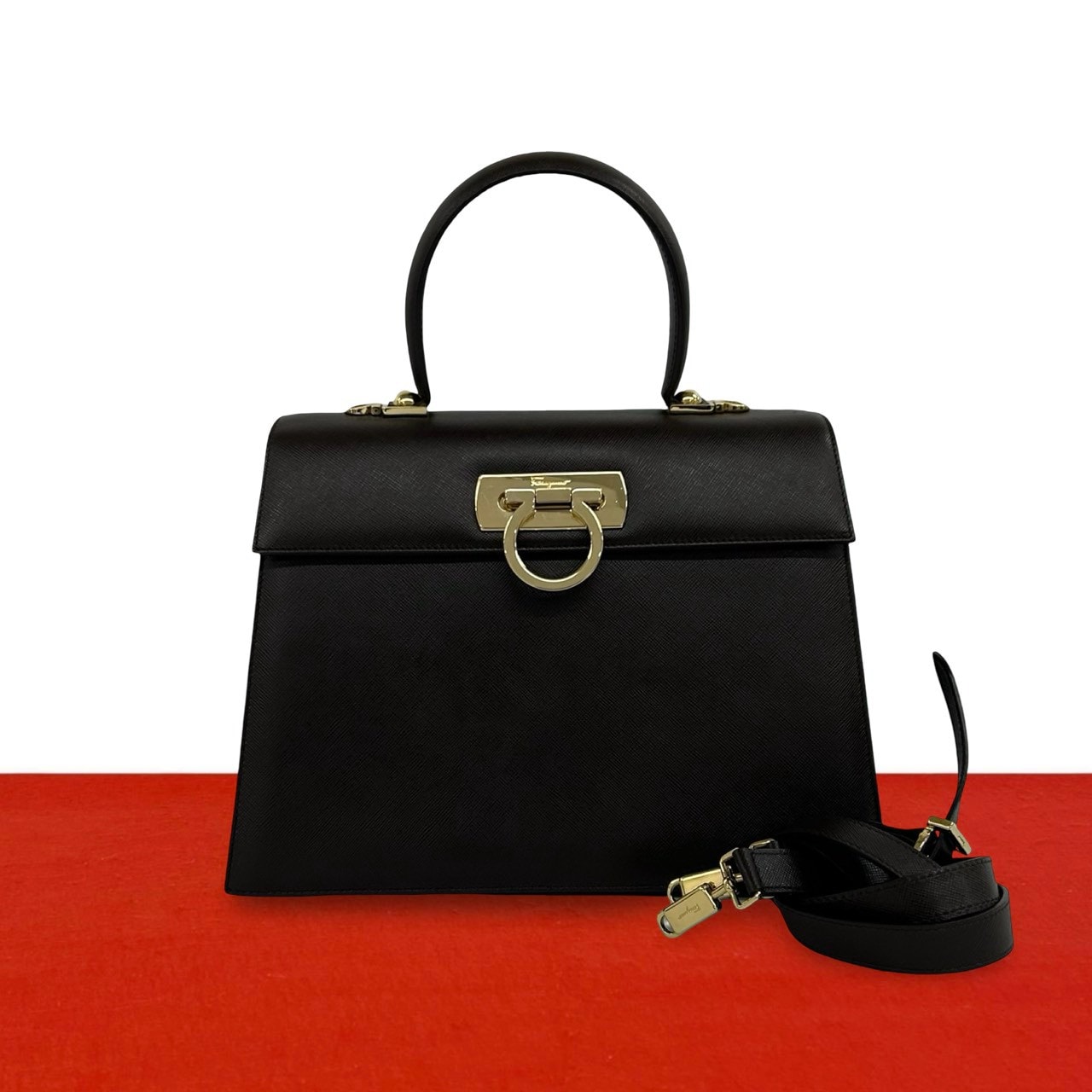 Salvatore Ferragamo サルヴァトーレフェラガモ ガンチーニ ロゴ 金具 レザー ショルダーバッグ ブラウン
15762