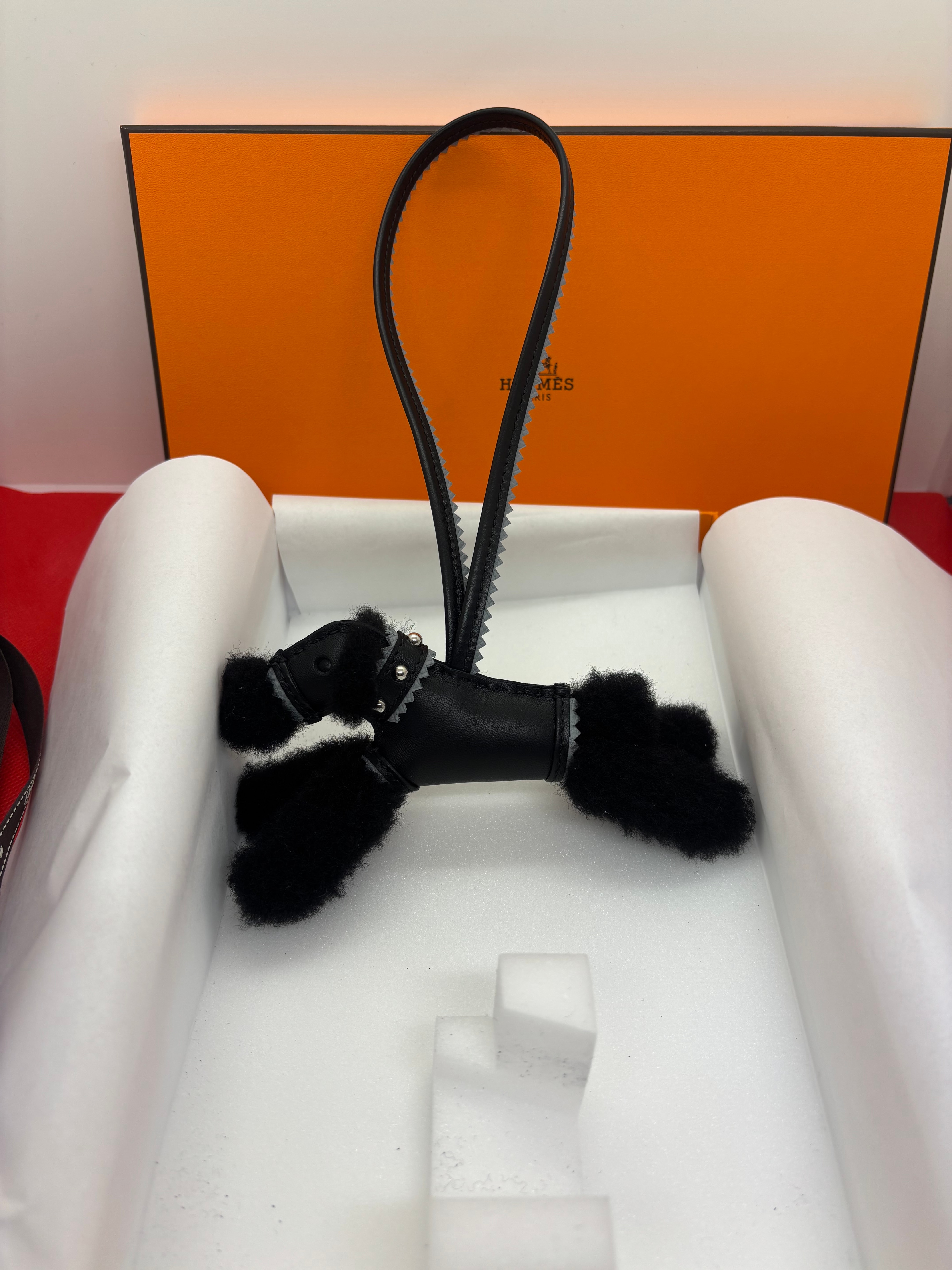 【2025SS新色・新品】エルメス バディ チャーム 黒 ×グリパンタン 首輪付