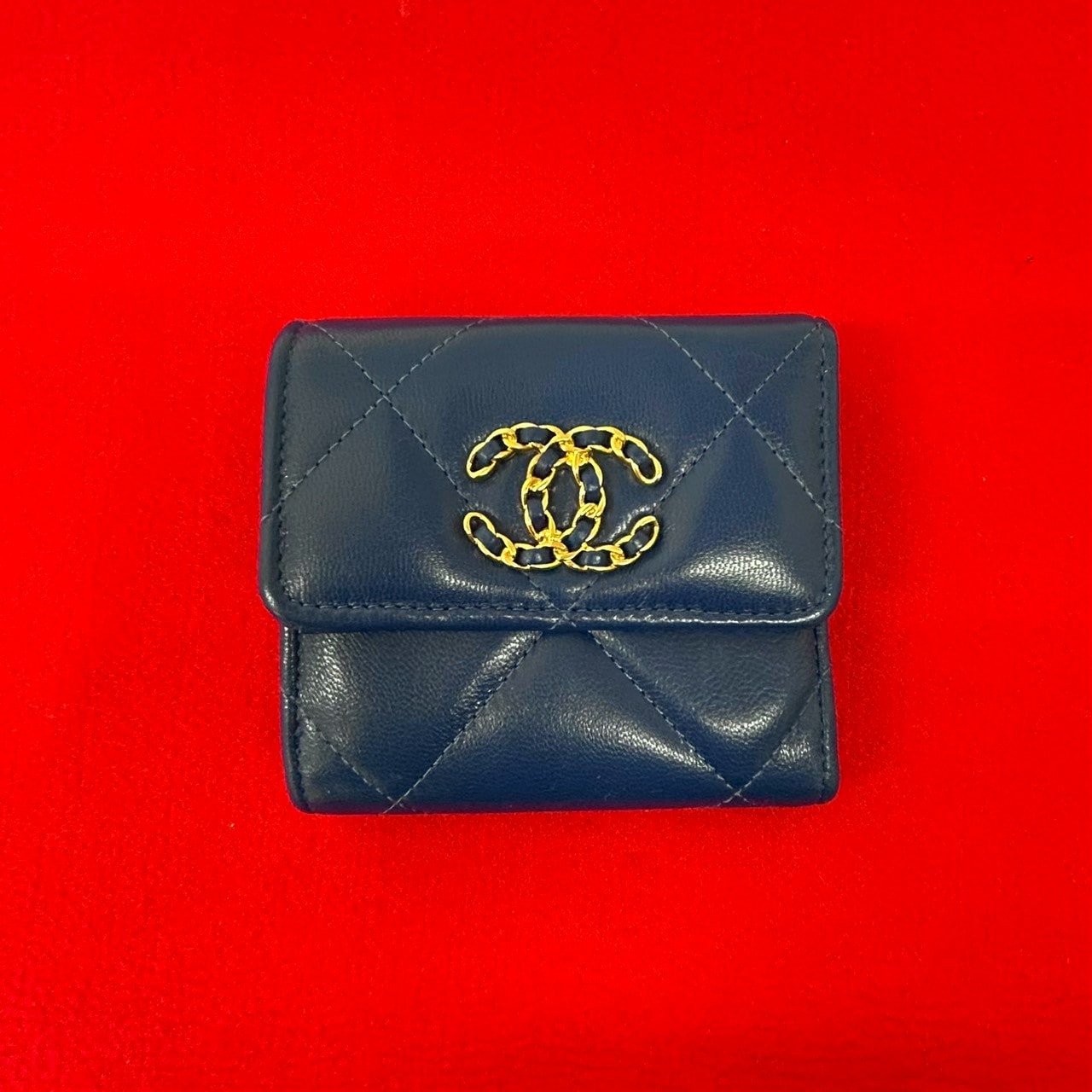 CHANEL シャネル マトラッセ ココマーク ラムスキン 二つ折り財布 ブルー
 28640