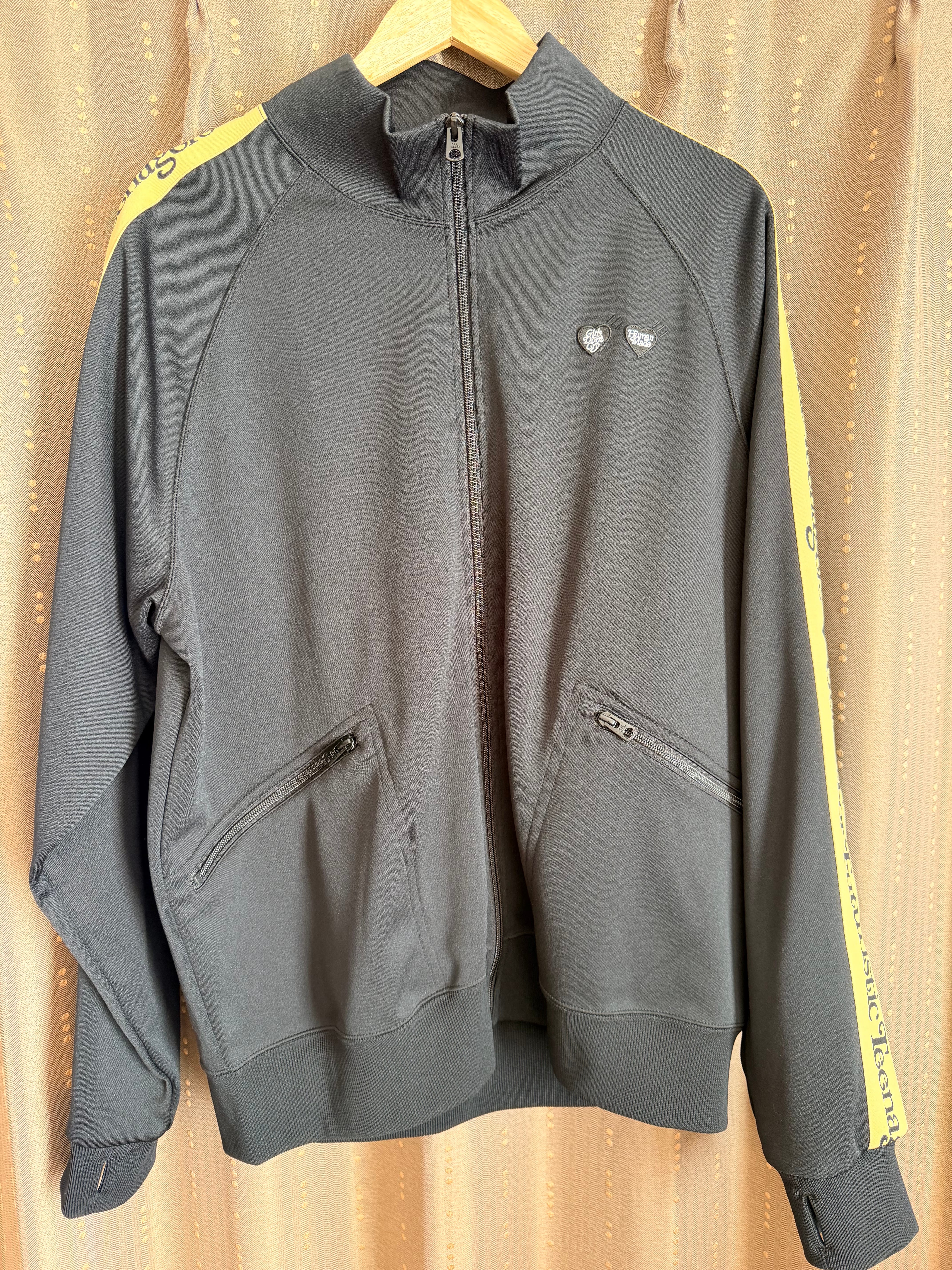 ヒューマンメイド x ヴェルディ ガールズドントクライ GDC トラックジャケット "ブラック"