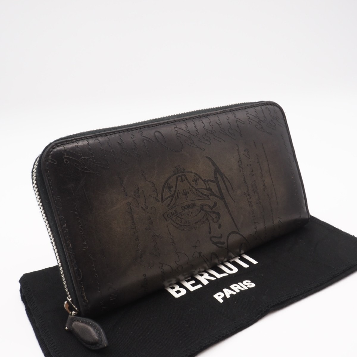 美品 Berluti ベルルッティ ヴェネチアレザー カリグラフィ タウバ ラウンドファスナー 長財布 ネログリージョ 90309338 長財布 グレー レザー メンズ