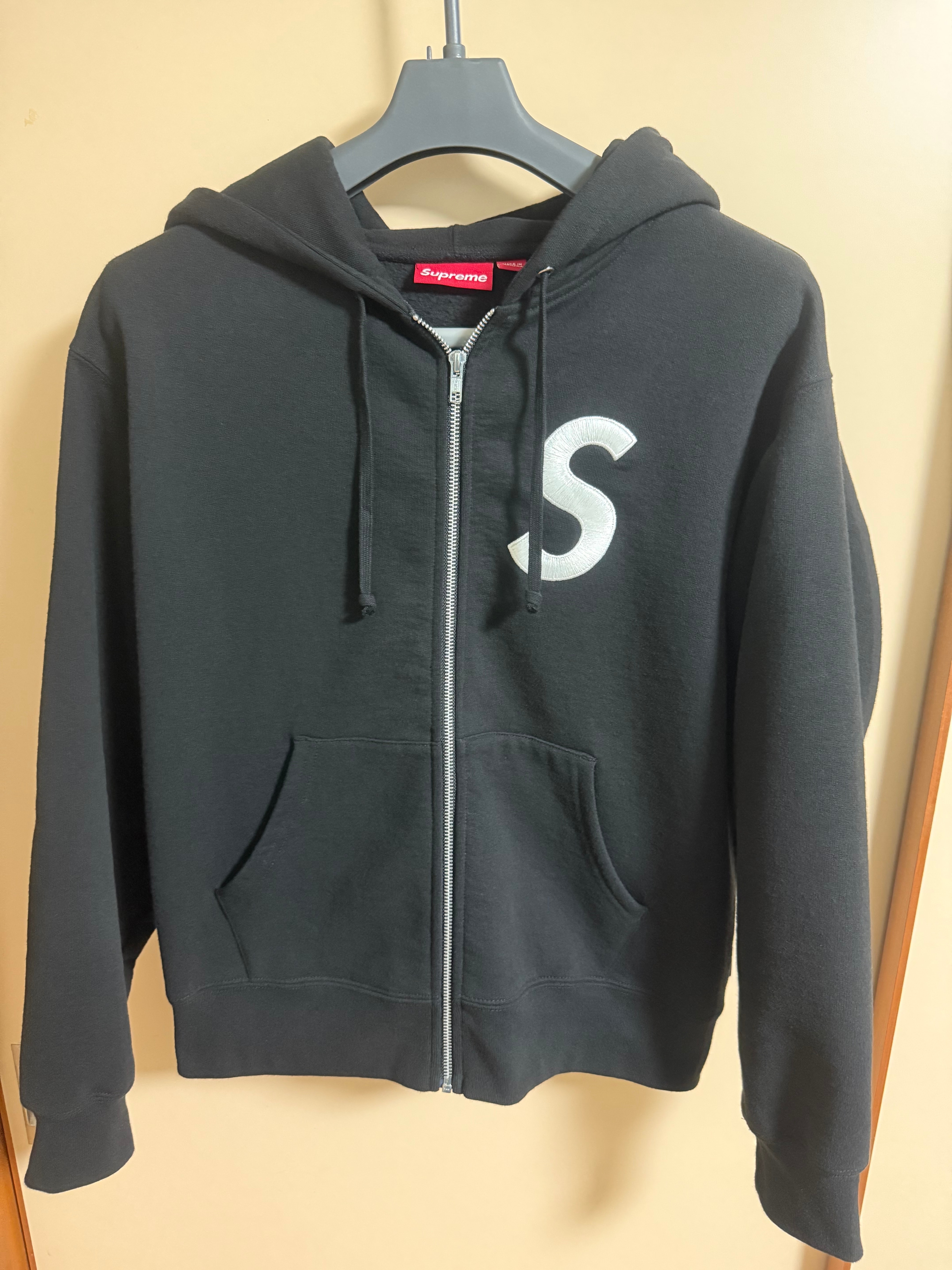 シュプリーム Sロゴ ジップアップ フーデッド スウェットシャツ "ブラック" (FW24)