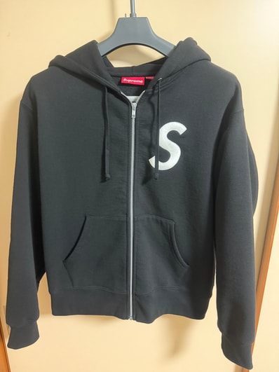 シュプリーム Sロゴ ジップアップ フーデッド スウェットシャツ "ブラック" (FW24)
