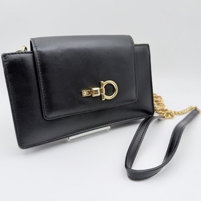 Salvatore Ferragamo(サルヴァトーレ・フェラガモ)ガンチーニ チェーンショルダーバッグ ブラック レザー ゴールドトーン金具 斜め掛け可 イタリア製
