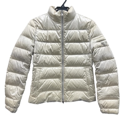 PRADA 希少 美品 プラダ トライアングルロゴ キルティング ダウンジャケット 29W149 ダウン フェザー ポリアミド アイボリー ホワイト 光沢 #38 レディース 三角プレート ロゴプレート ABランク 中古 鑑定済 プラダダウン