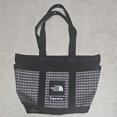 Supreme x The North Face Studded Explore Utility Tote. 17L. "Black" NM82125I