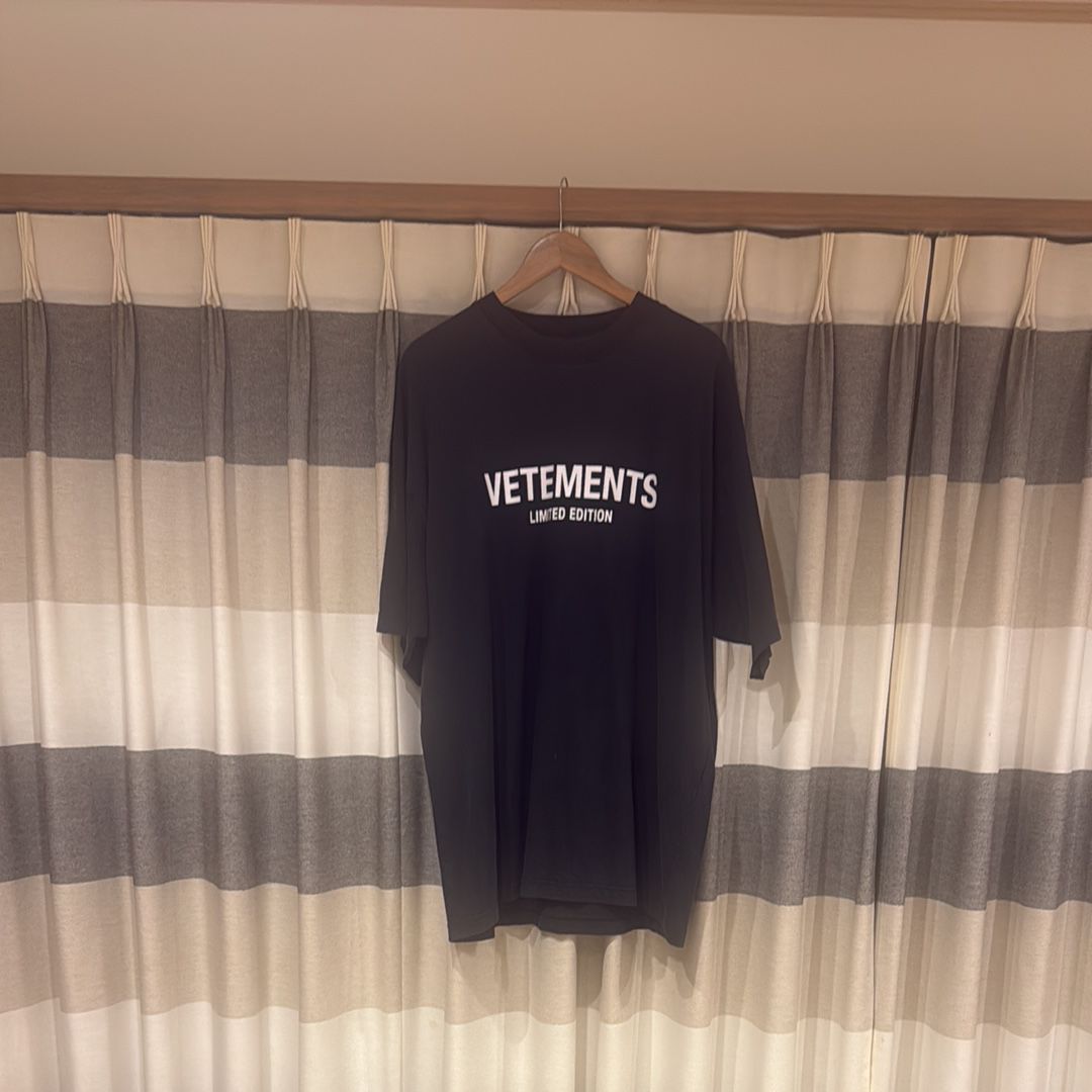 VETEMENTS 　Limited Edition Tシャツ