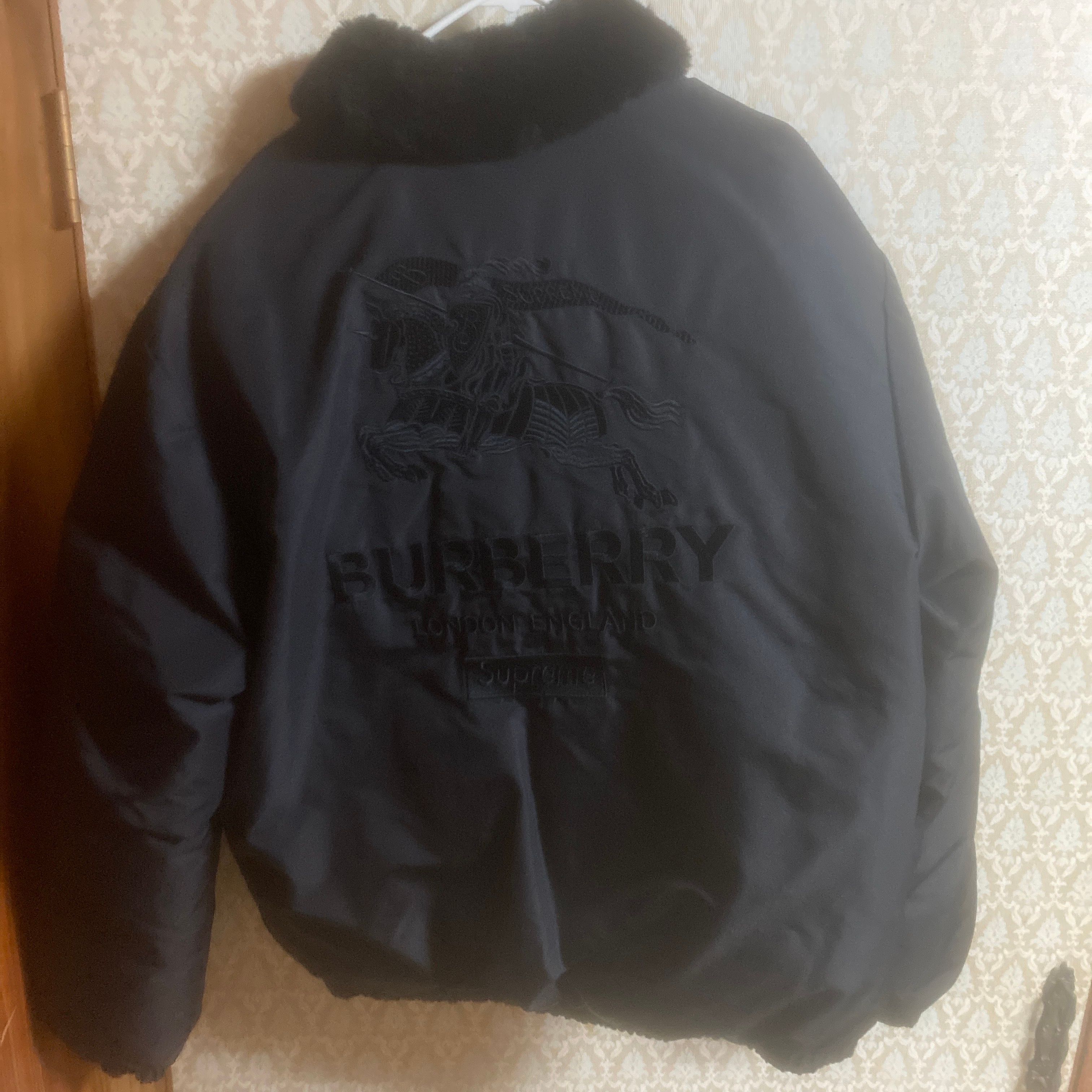 Supreme / Burberry Shearling Collar Down Puffer Jacket "Black"
