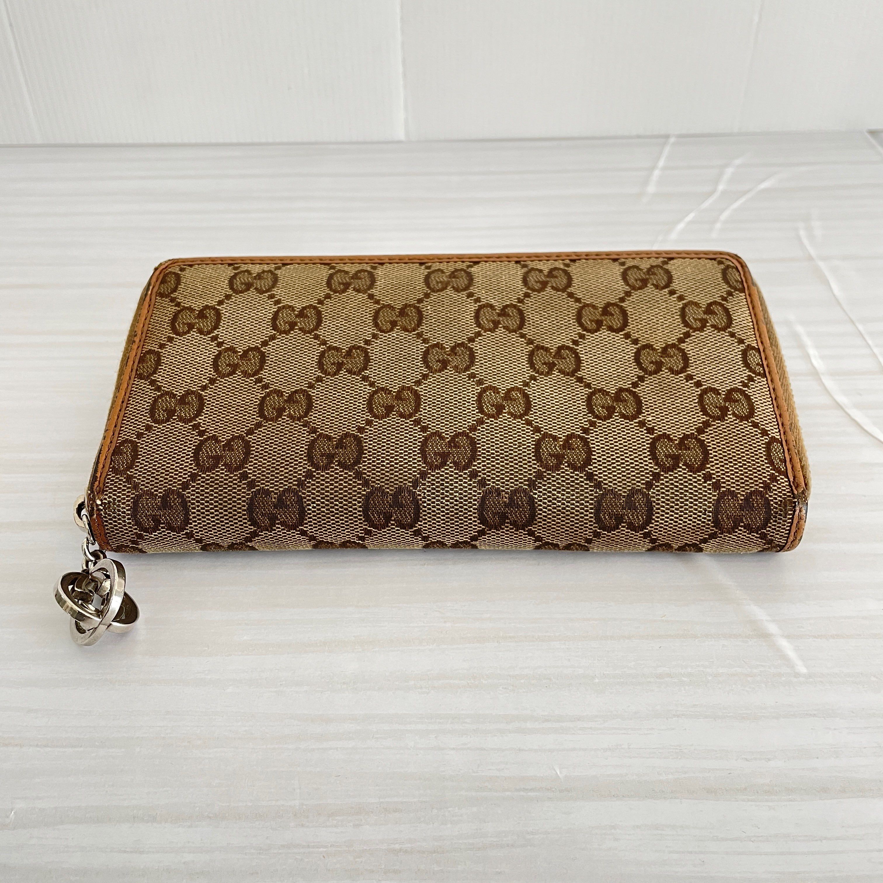 GUCCI GG Canvas Interlocking G Charm Wallet "Beige"