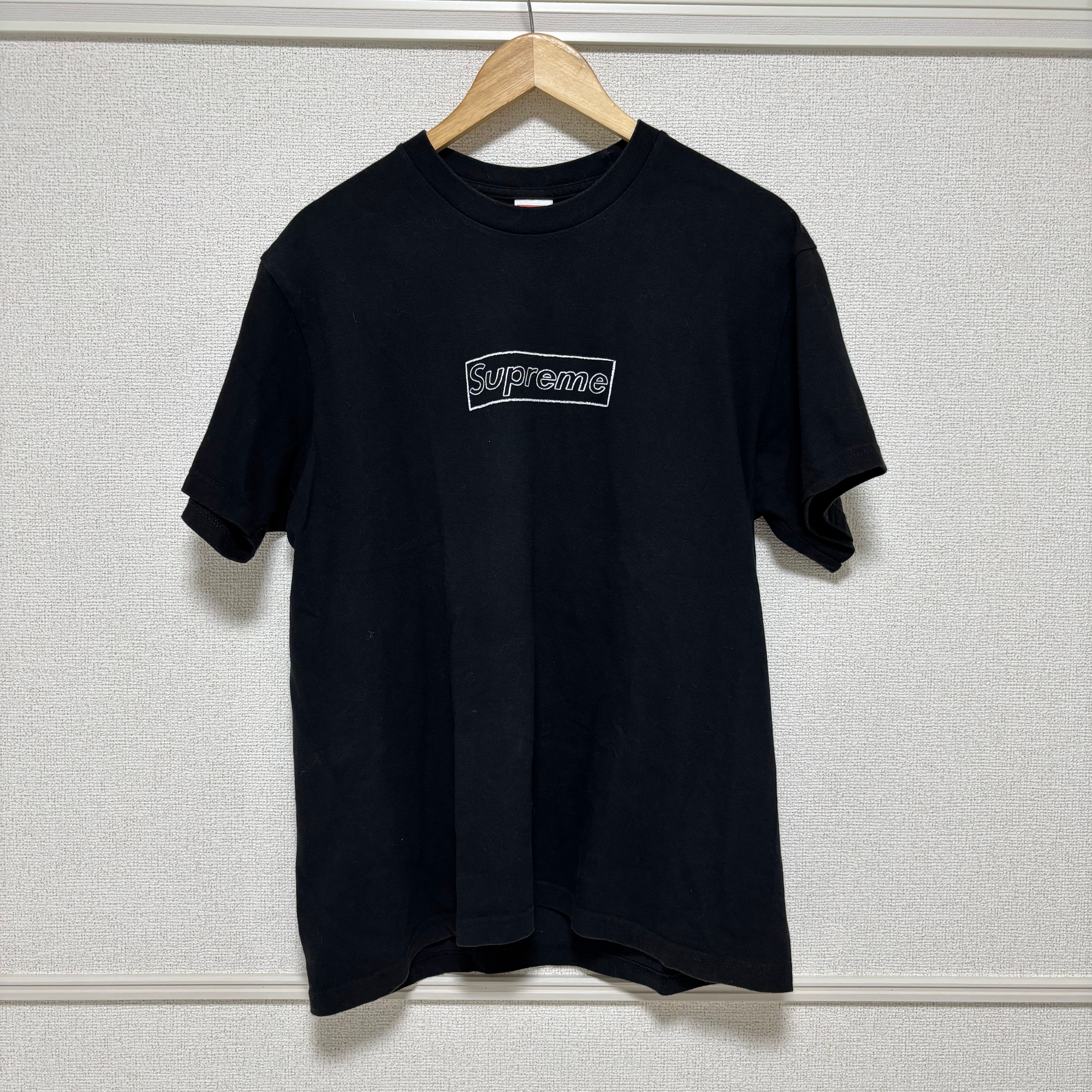 シュプリーム カウズ チョーク ロゴ Tシャツ "ブラック"
